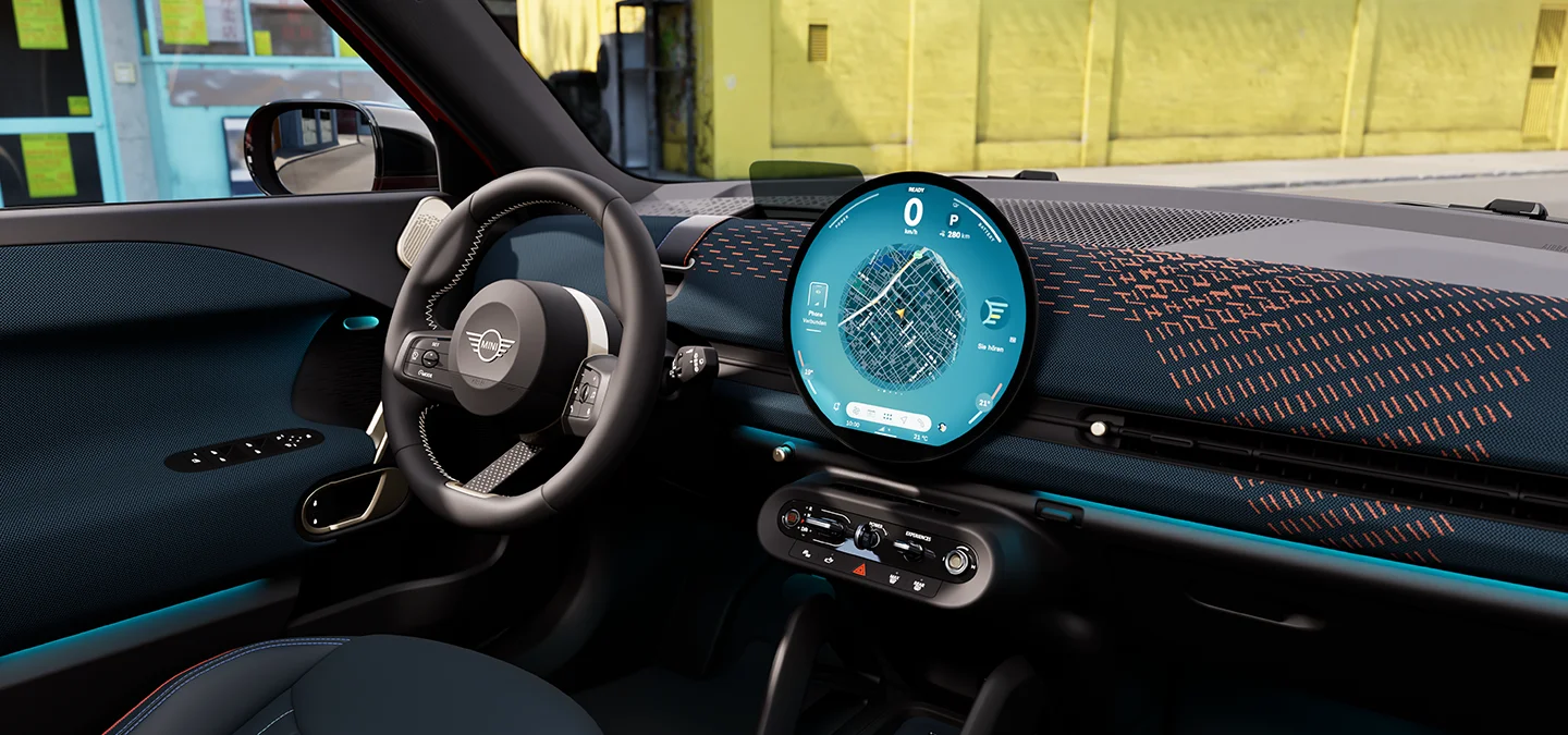 Prikaz unutrašnjosti potpuno električnog MINI Aceman modela s fokusom na nadzornu ploču, jedinicu za interakciju i upravljač.