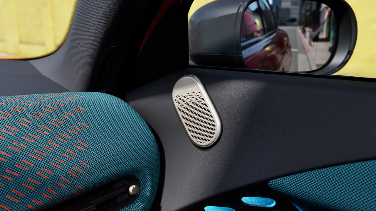 Detaljan pogled na Harman Kardon zvučnik potpuno električnog MINI Aceman modela
