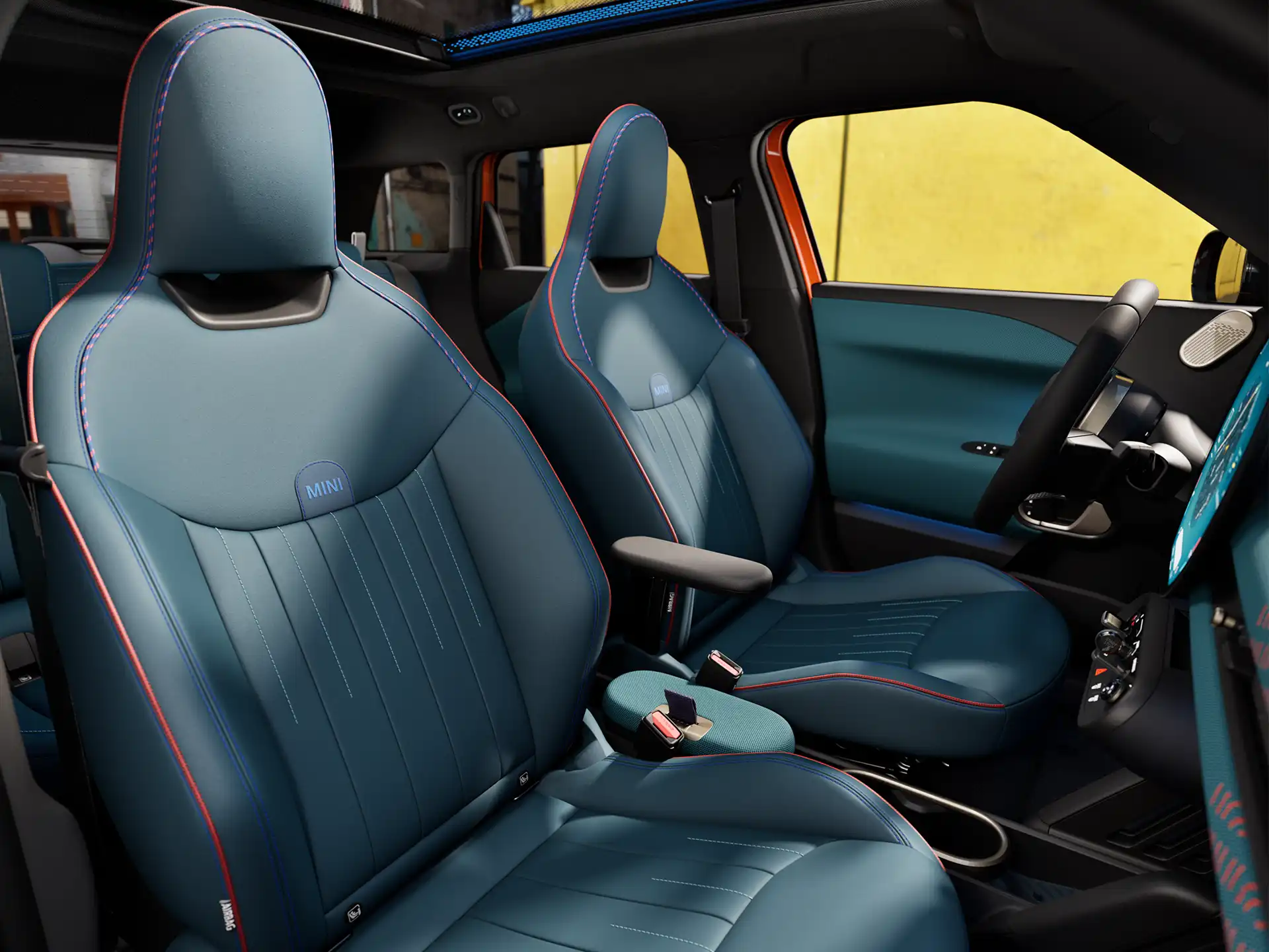 Perspektiva unutrašnjosti potpuno električnog MINI Aceman modela prikazuje nadzornu ploču, upravljač, okrugli zaslon, panoramski stakleni krov i naslon prednjih sjedala.