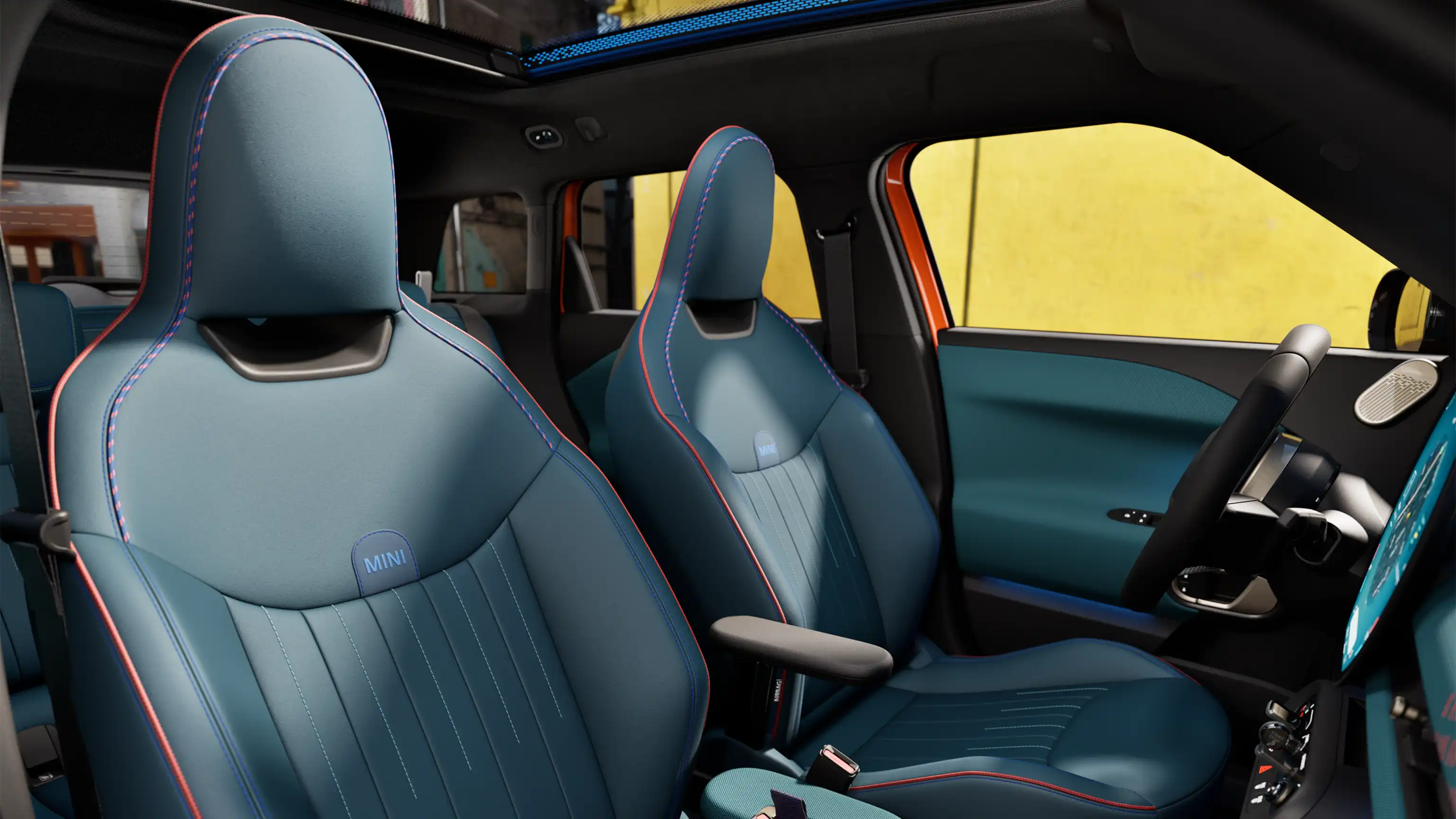 Perspektiva unutrašnjosti potpuno električnog MINI Aceman modela prikazuje nadzornu ploču, upravljač, okrugli zaslon, panoramski stakleni krov i naslon prednjih sjedala.