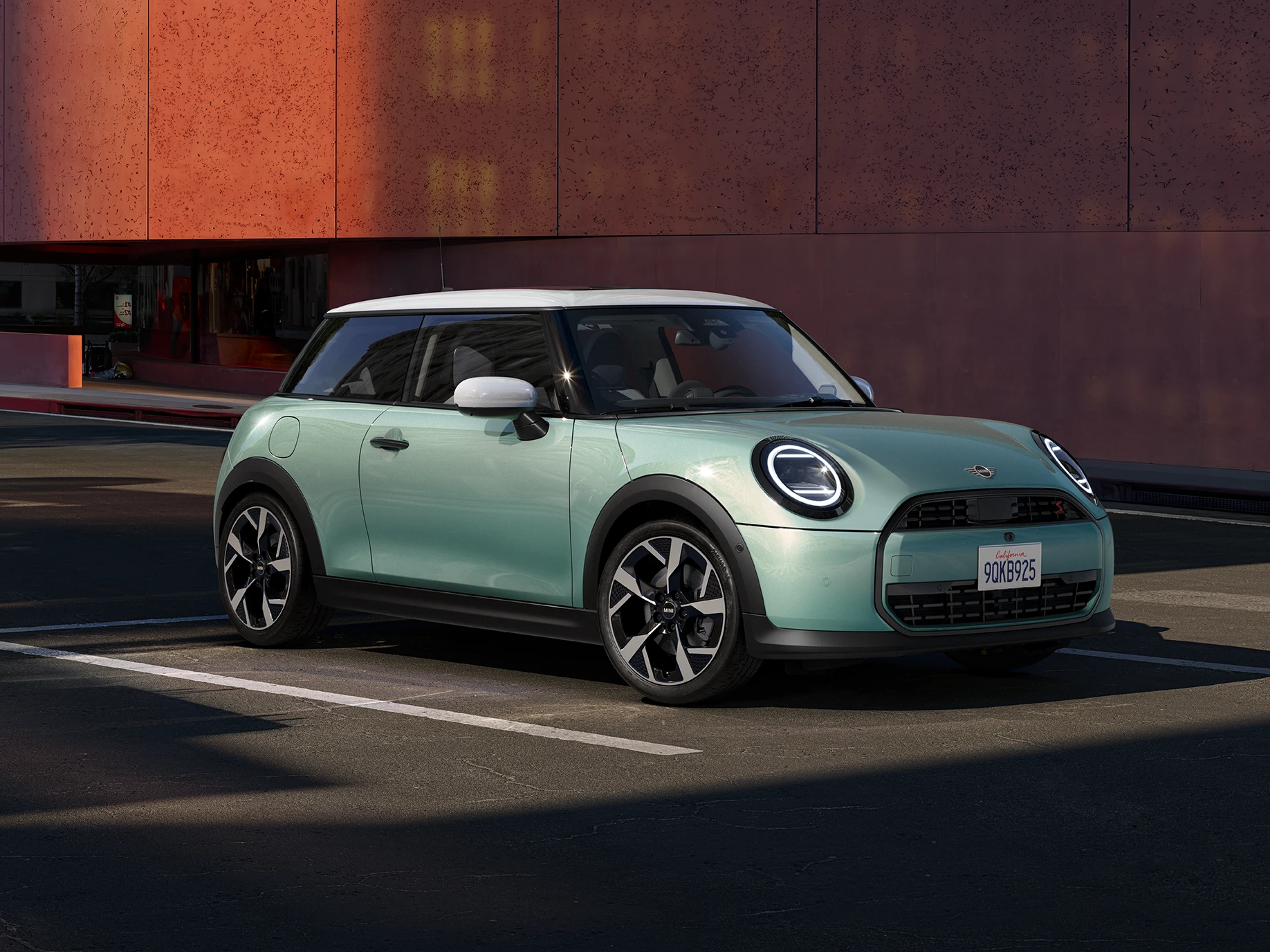 Bočni prikaz prednjeg kraja MINI Cooper modela u Ocean Wave Green boji i krovom White boje.