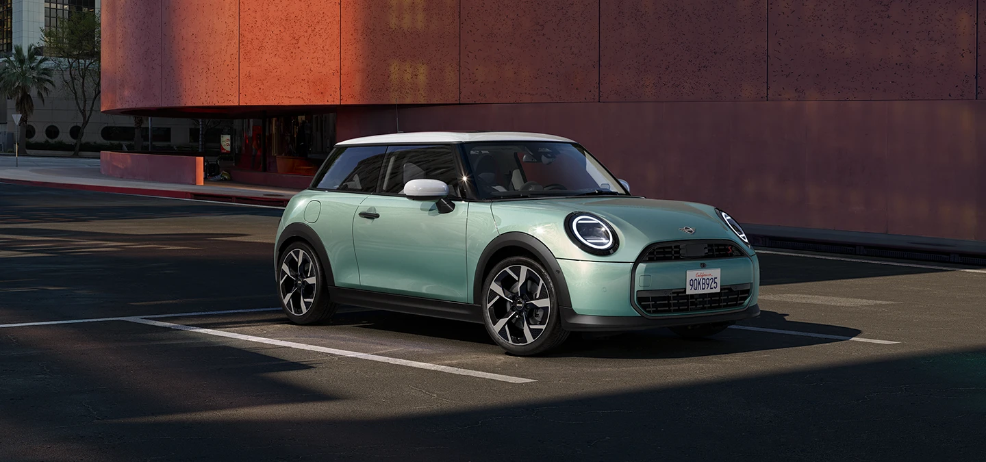 Bočni prikaz prednjeg kraja MINI Cooper modela u Ocean Wave Green boji i krovom White boje.