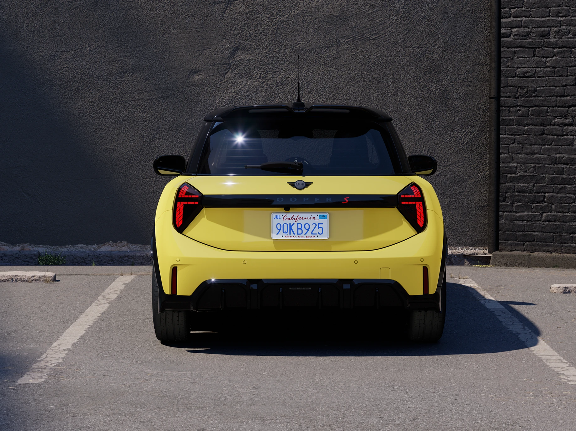 Prikaz stražnjeg kraja parkiranog MINI Cooper modela u Sunnyside Yellow boji s krovom Black boje.