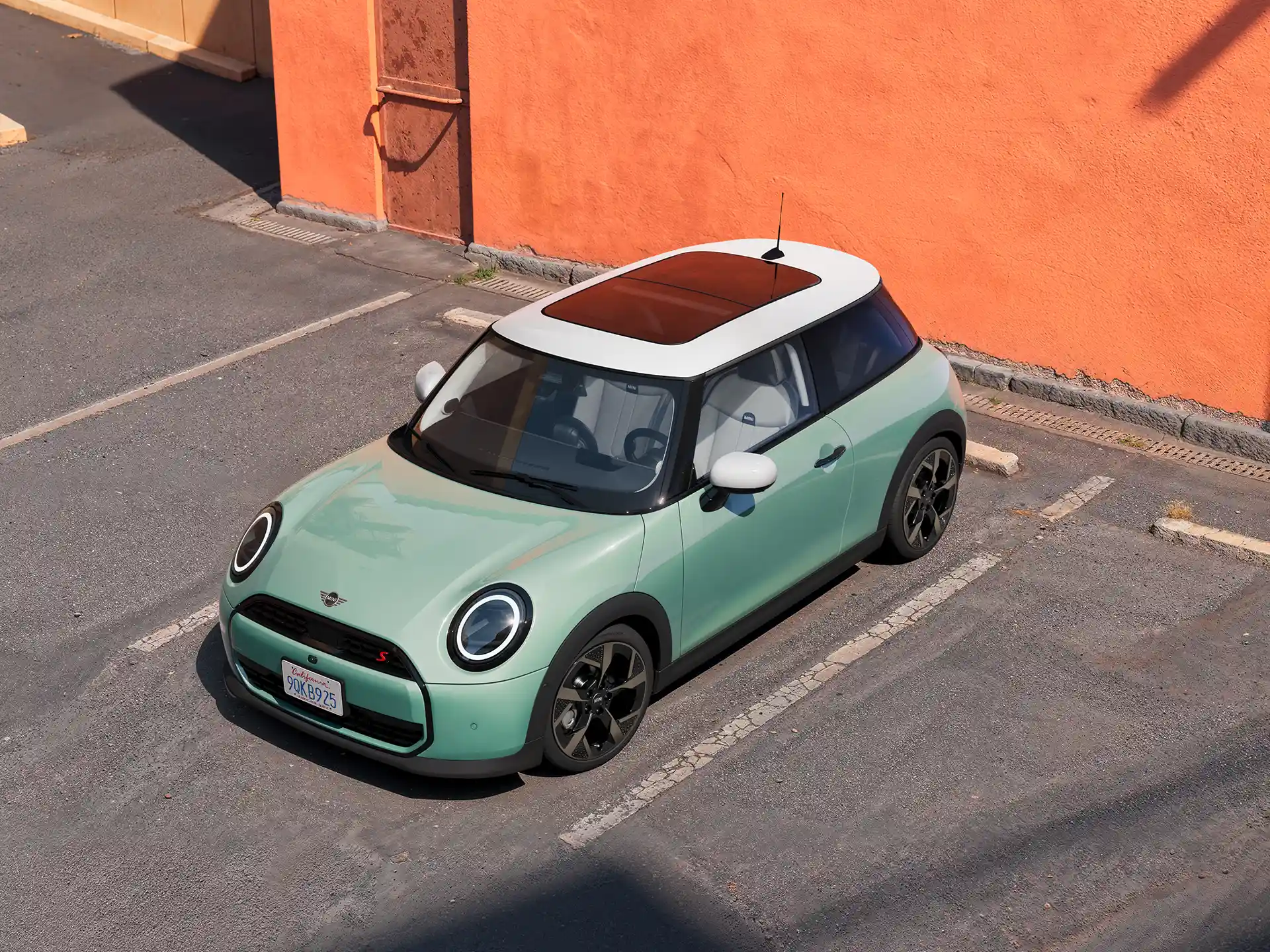 Video koji detaljno prikazuje unutrašnjost i vanjštinu MINI Cooper modela. Kamera se pomiče preko nadzorne ploče, ističući elemente dizajna.