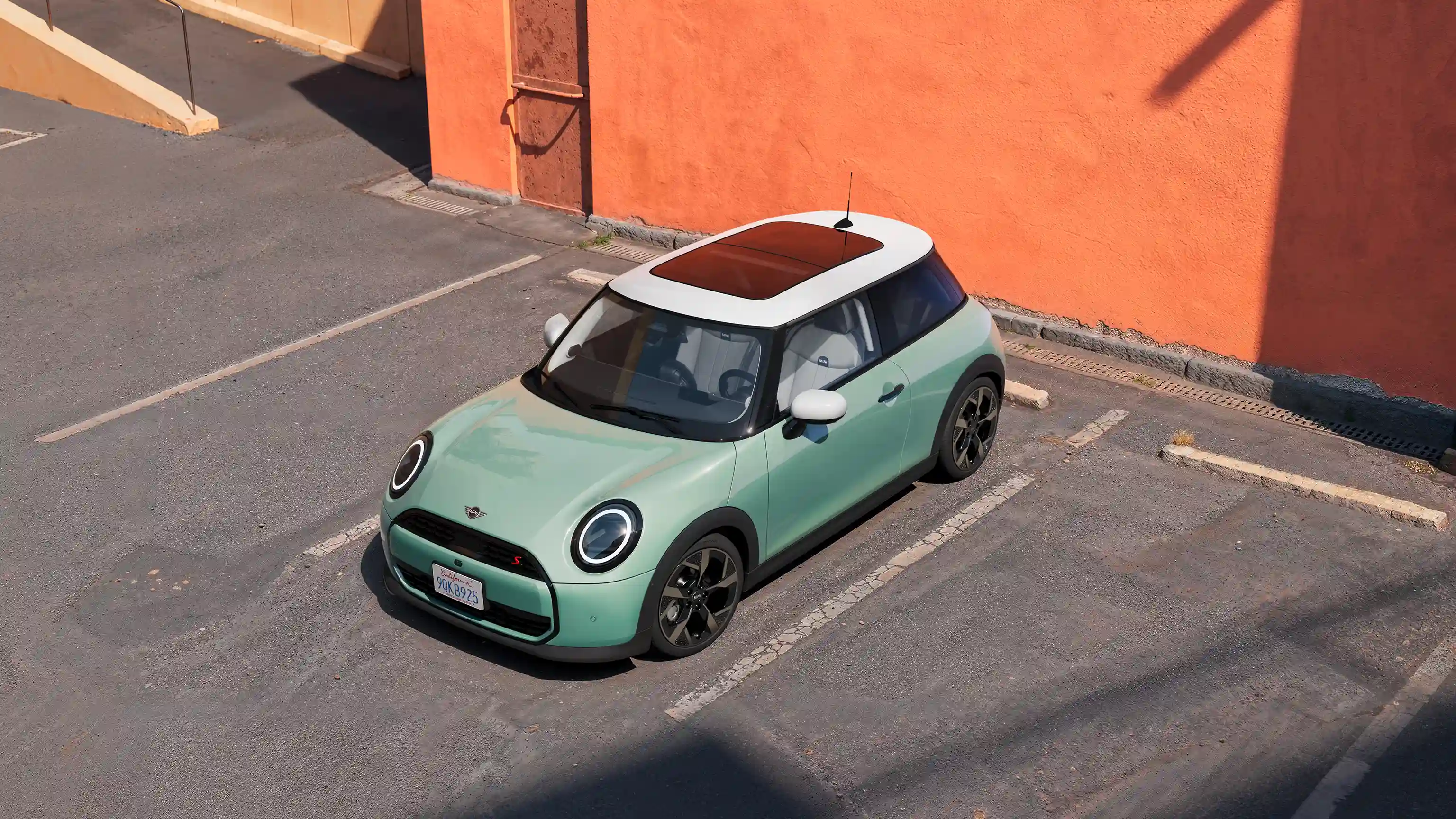 Video koji detaljno prikazuje unutrašnjost i vanjštinu MINI Cooper modela. Kamera se pomiče preko nadzorne ploče, ističući elemente dizajna.