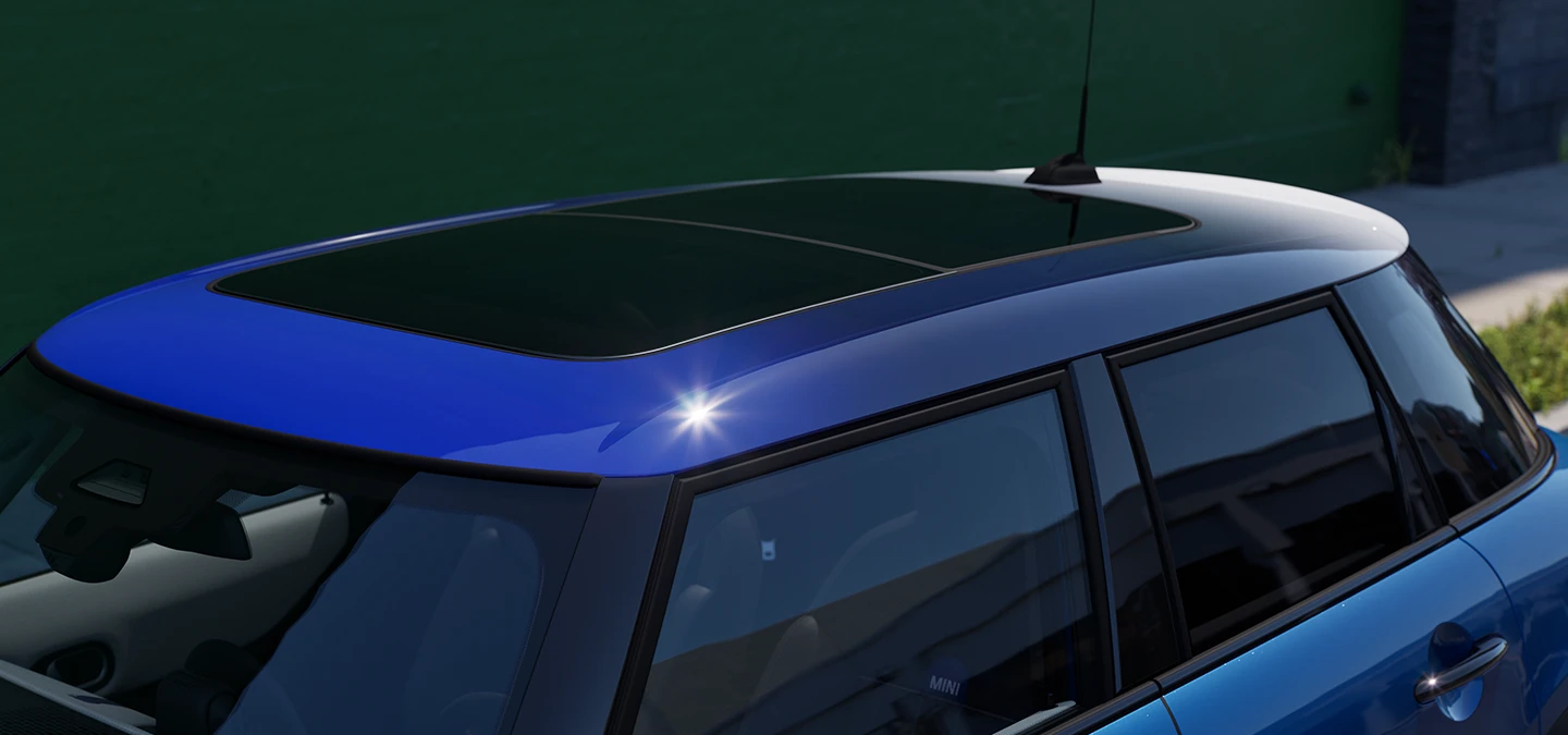 Detaljan prikaz MINI Cooper modela s 5-vrata s fokusom na krov u Multitone Roof Blue boji.