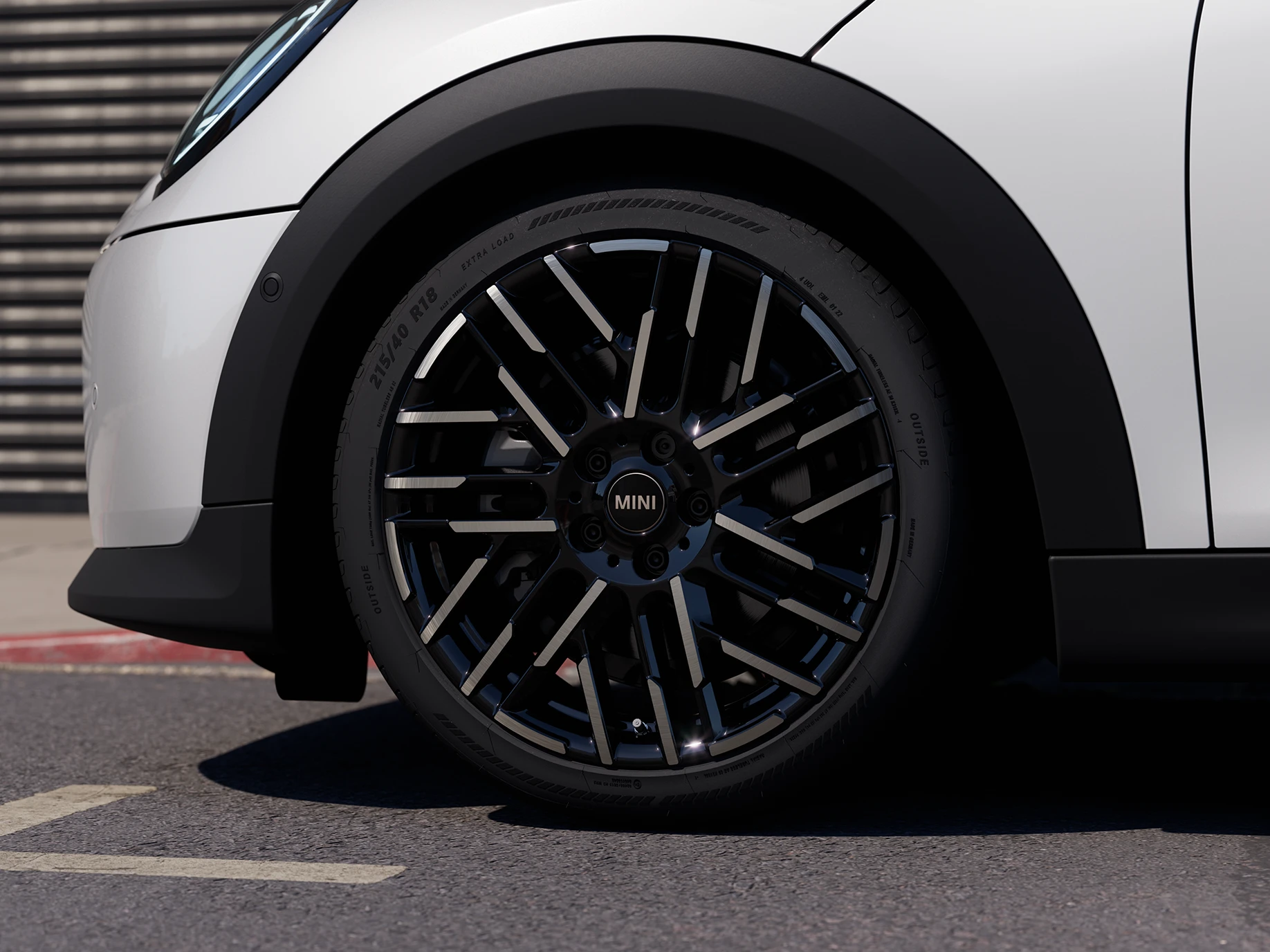 Detaljan prikaz MINI Cooper modela s 5-vrata u Nanuq White boji s 2-tonskim Night Flash Spoke naplatcima.