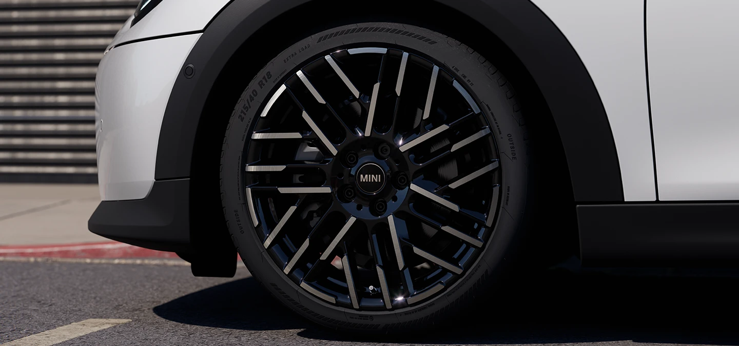 Detaljan prikaz MINI Cooper modela s 5-vrata u Nanuq White boji s 2-tonskim Night Flash Spoke naplatcima.