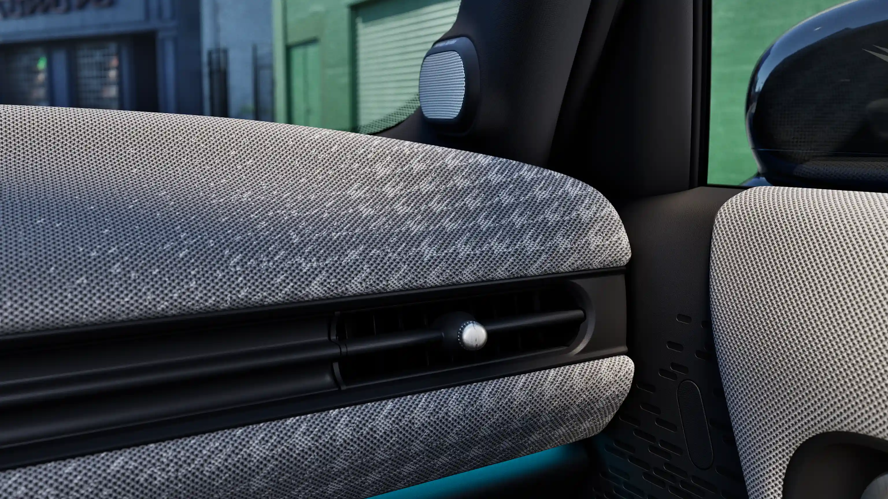 Detaljan prikaz nadzorne ploče MINI Cooper modela s 5-vrata s plavim ambijentalnim svjetlom