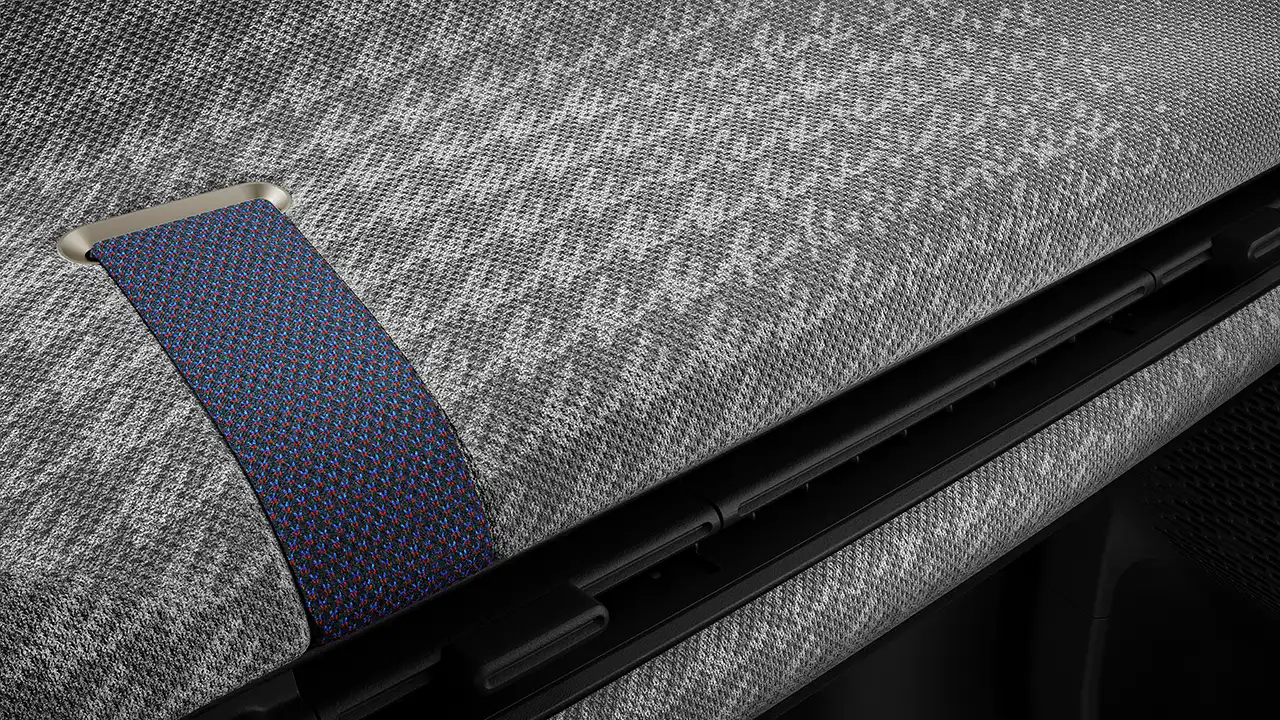 Prikaz nadzorne ploče potpuno električnog MINI Cooper modela u sivoj i bijeloj boji