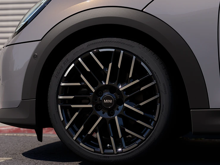 Detaljni prikaz MINI Cooper Cabrio modela u Copper Grey boji s 2-tonskim Night Flash Spoke naplatcima.