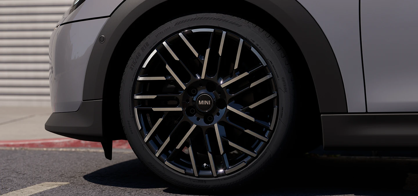 Detaljni prikaz MINI Cooper Cabrio modela u Copper Grey boji s 2-tonskim Night Flash Spoke naplatcima.