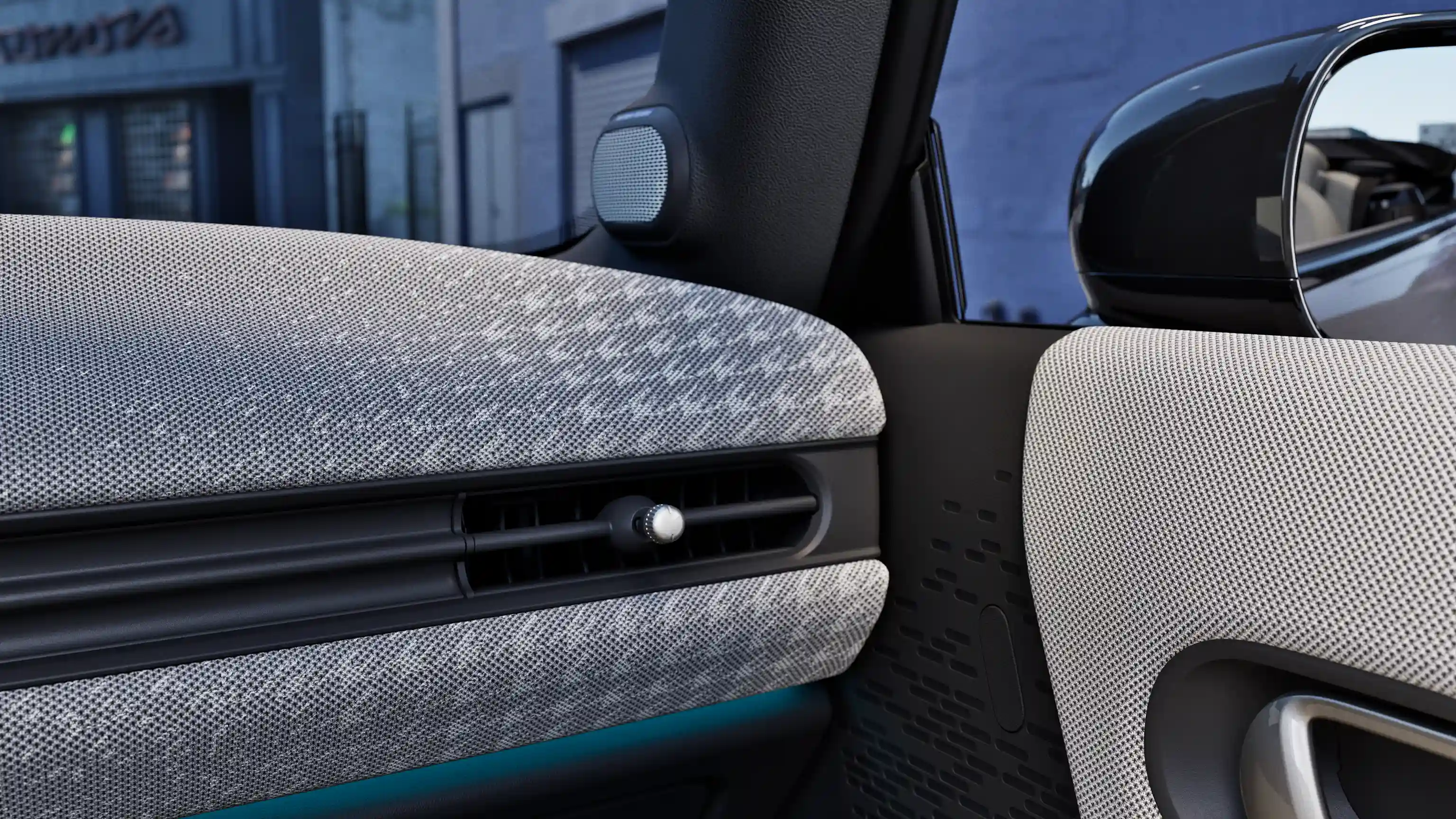 Detaljan prikaz nadzorne ploče MINI Cooper Cabrio modela s ambijentalnim osvjetljenjem