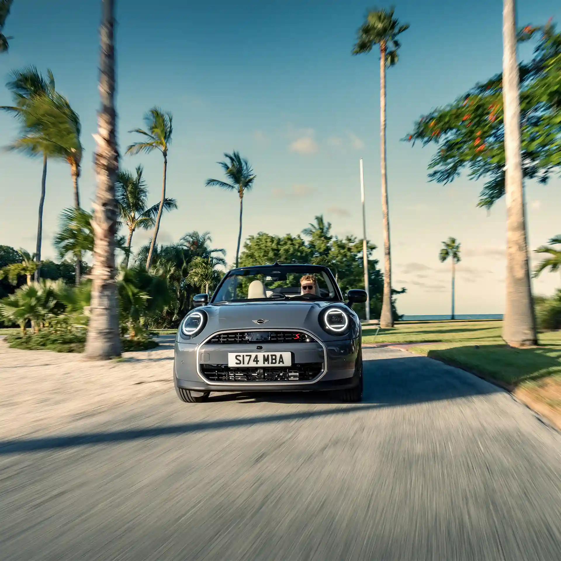 Prikaz prednjeg kraja MINI Cooper Cabrio modela u Copper Grey boji na ulici