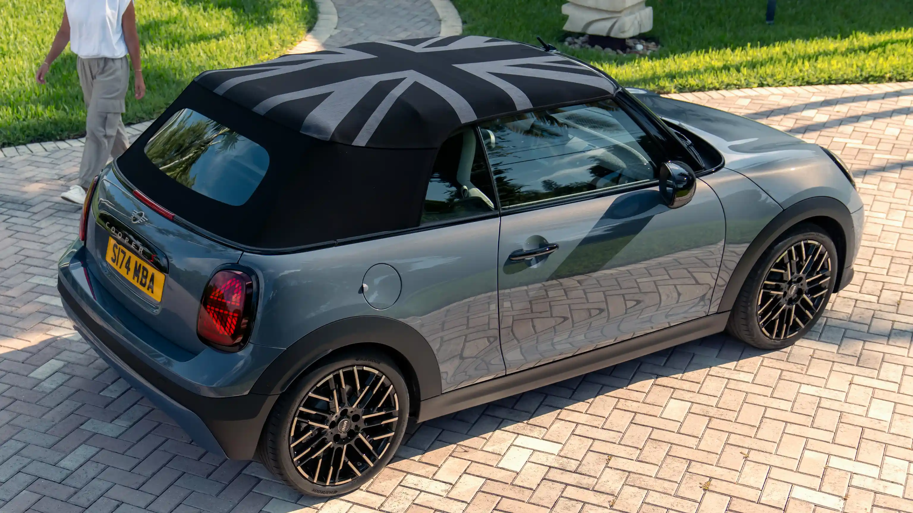 Prikaz MINI Cooper Cabrio modela iz ptičje perspektive u Copper Grey boji i MINI Yours krovom