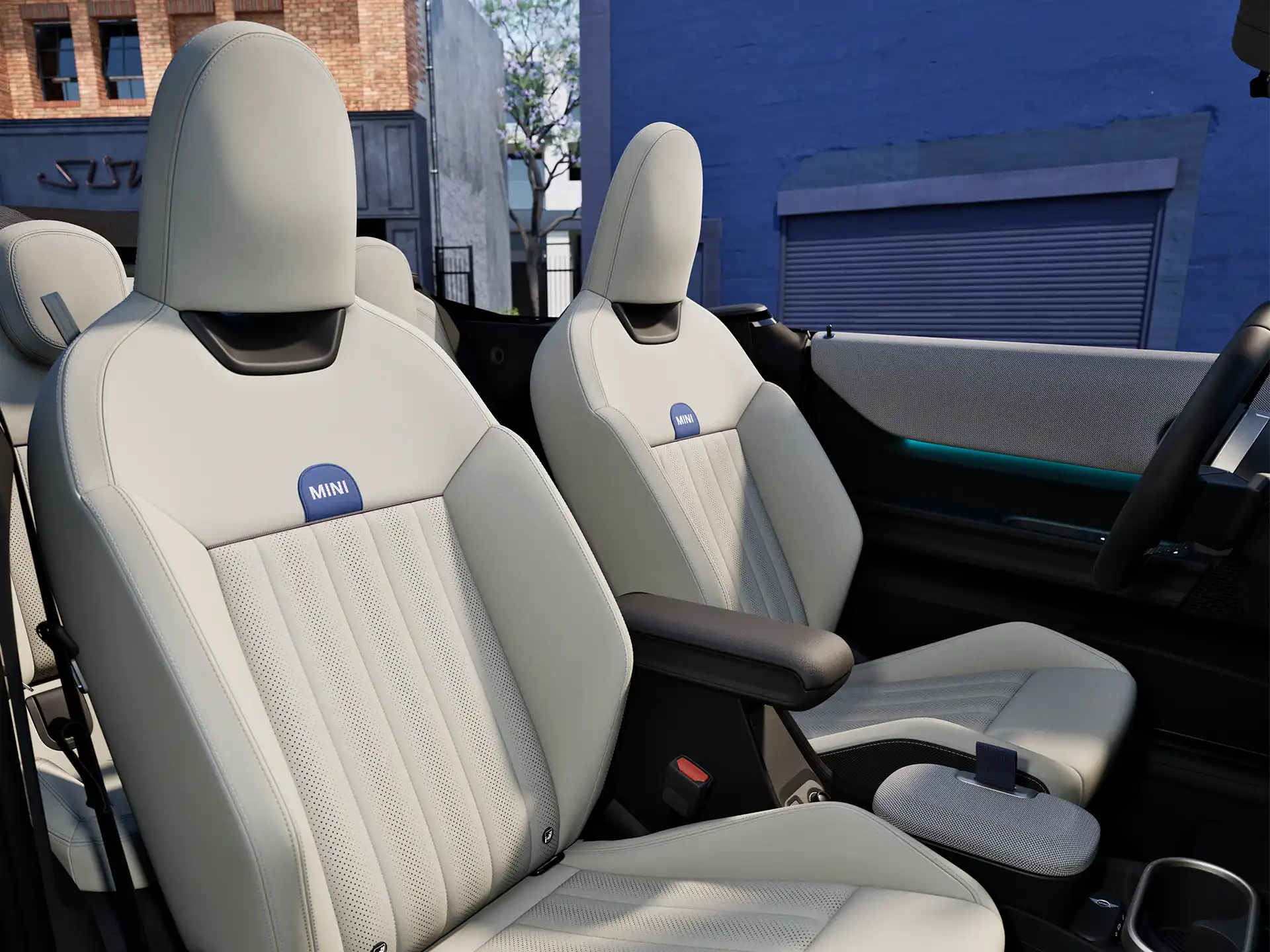 Unutarnja perspektiva MINI Cooper Cabrio modela prikazuje nadzornu ploču, upravljač, okrugli zaslon, panoramski stakleni krov i naslon prednjih sjedala