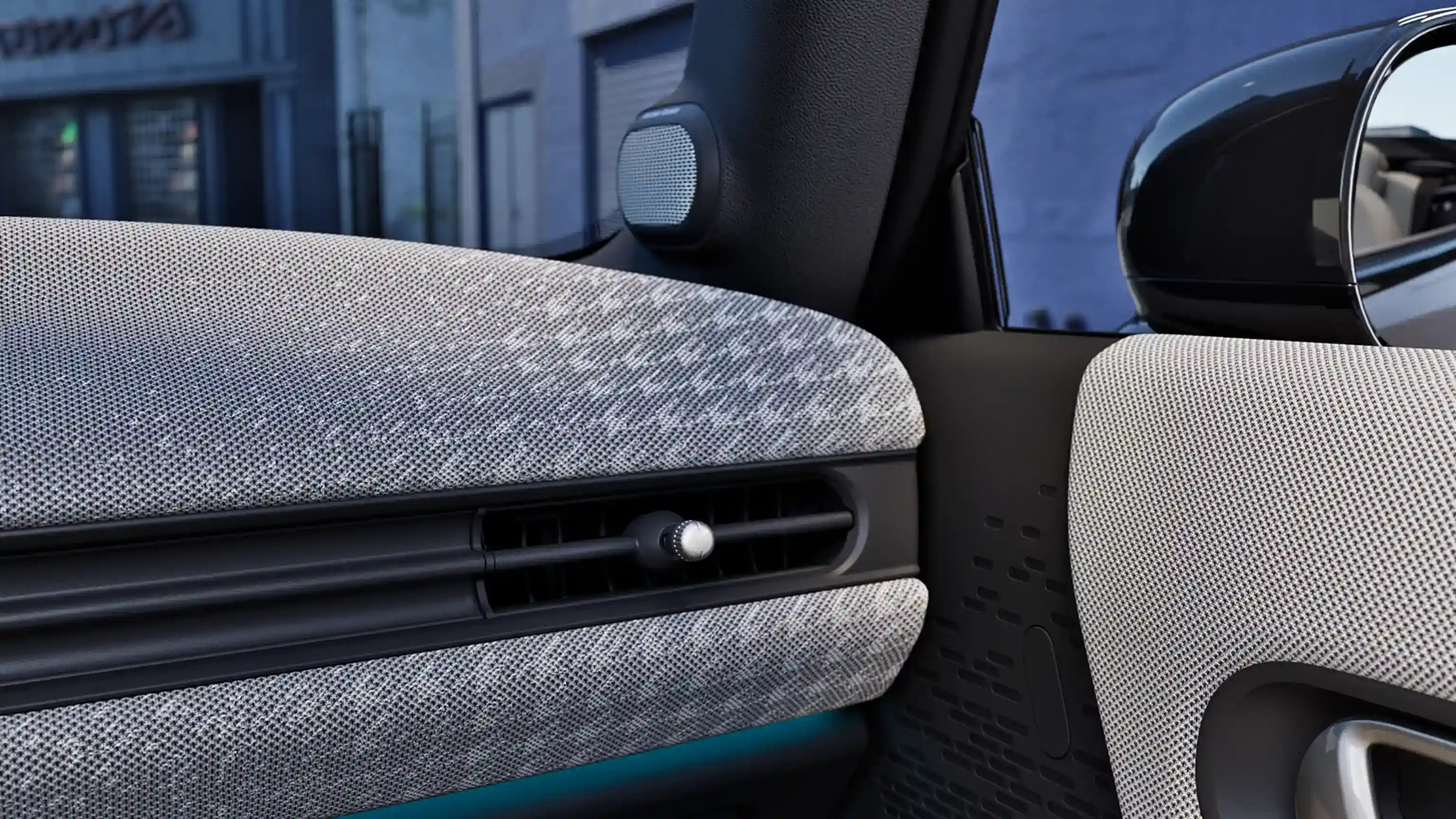 MINI Cooper Convertible – interijer – tkanina vrhunske kvalitete za instrument ploču