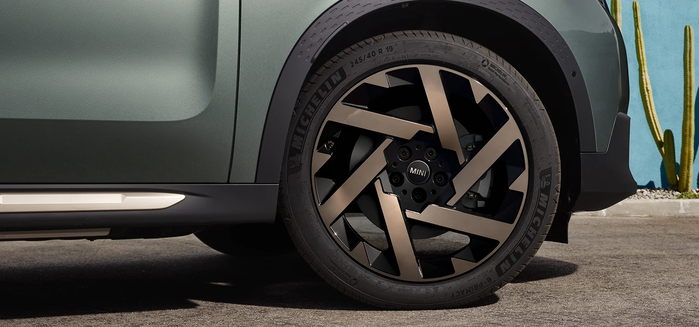 Detaljan prikaz na MINI Countryman model u Smokey Green boji s 2-tonskim naplatcima Kaleido Spoke.
