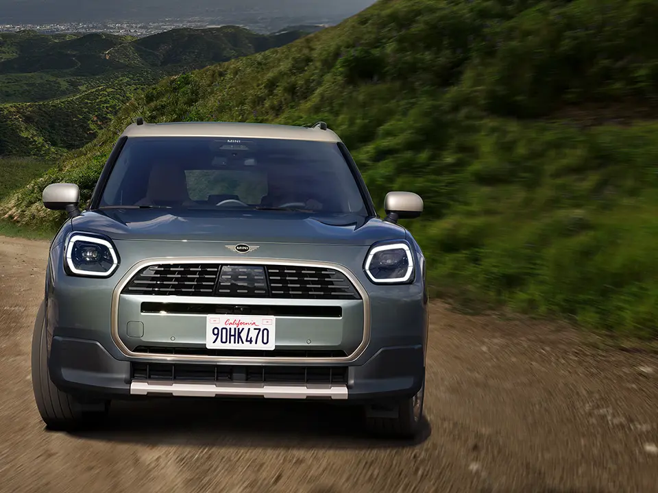 MINI Countryman - eksterijer - pogled sprijeda na makadamu