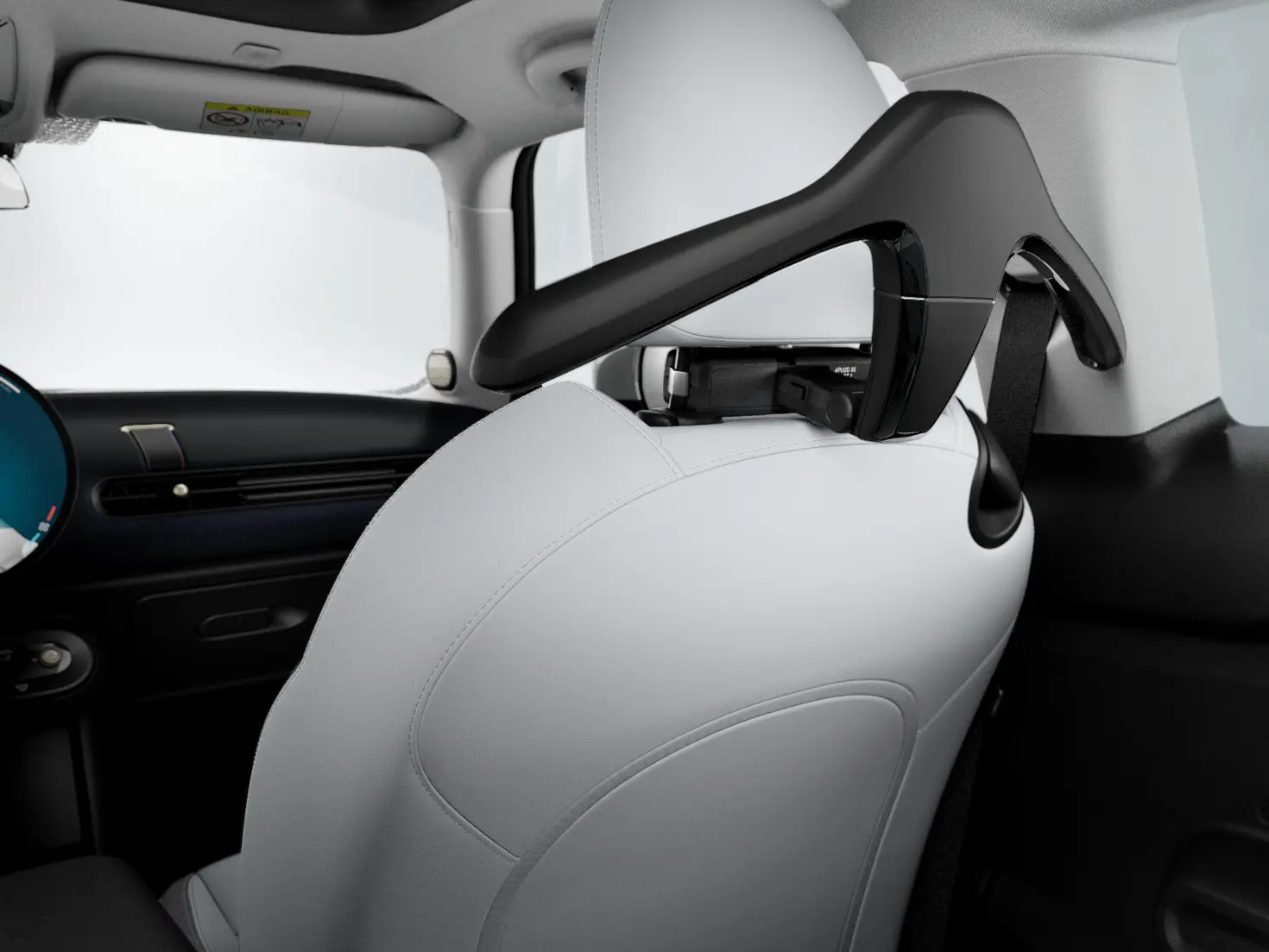 MINI vješalica za odjeću u unutrašnjosti vozila kao dio MINI Travel and Comfort sustava.