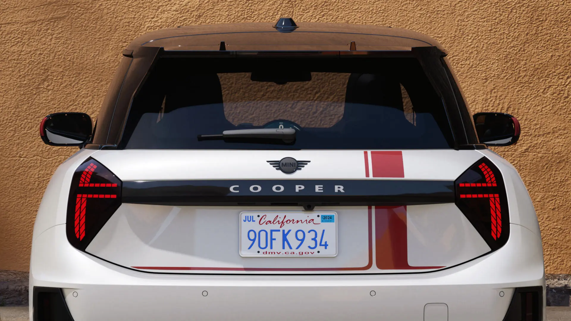MINI Cooper troja vrata s naljepnicama MINI John Cooper Works u Chili Red boji — prikaz stražnjeg kraja. 