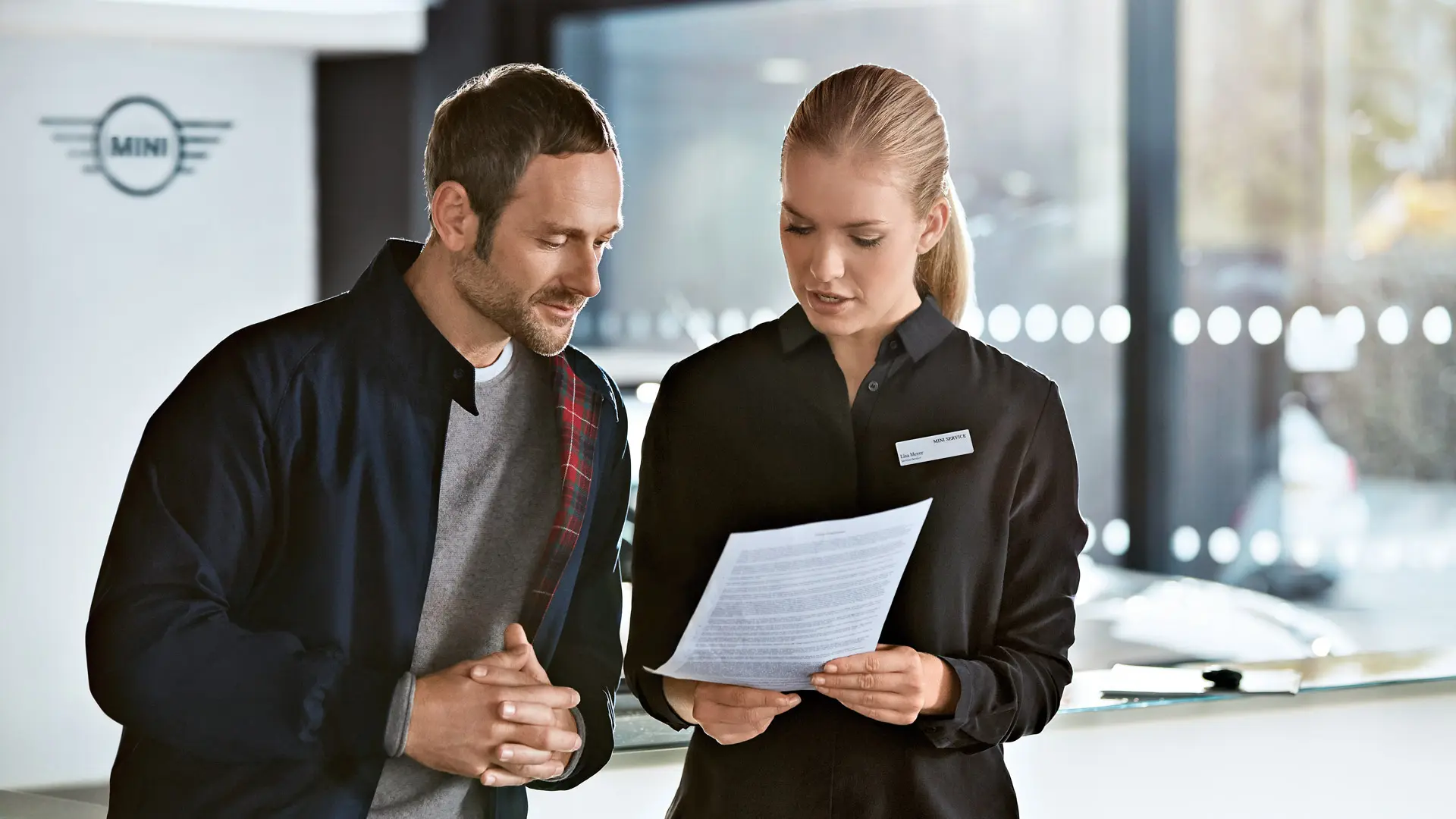 MINI servisni savjetnik koji savjetuje kupce o planovima usluga u MINI Centru.