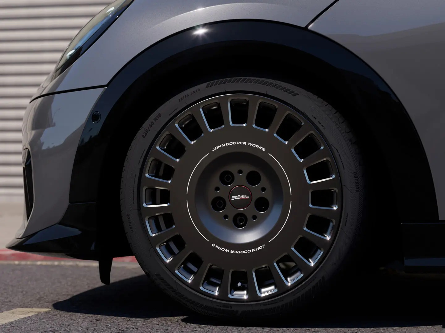 Detaljan prikaz detalja obrađenog dijamantnim alatom na kotaču Frozen Midnight Grey MINI JCW 18" Rallye Spoke 964. 