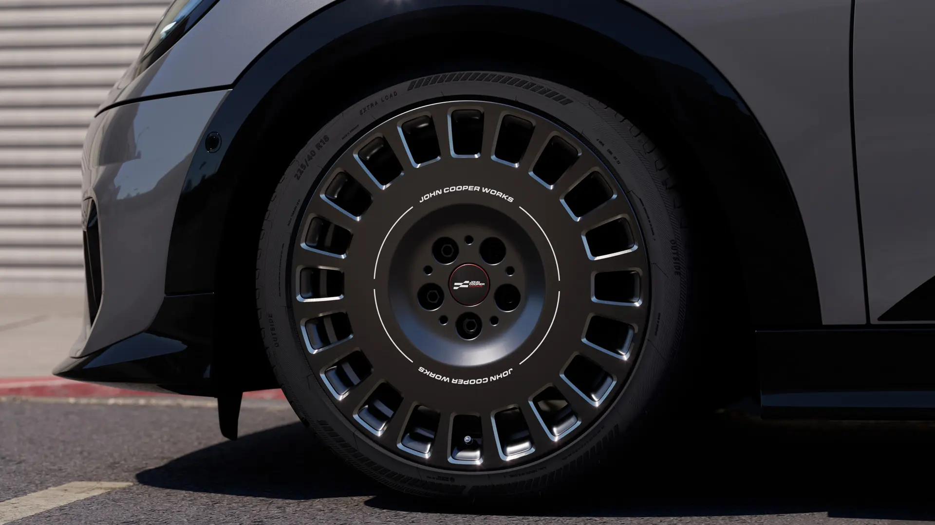 Detaljan prikaz detalja obrađenog dijamantnim alatom na kotaču Frozen Midnight Grey MINI JCW 18" Rallye Spoke 964. 