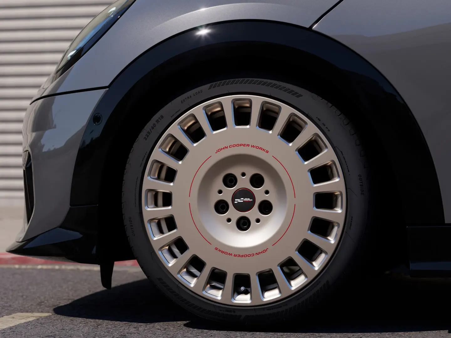 MINI JCW 18" Rallye Spoke 964 lakometalni ktoači Vibrant Silver i završna obrada dijamantnim alatom s odobrenim gumama s oznakom zvijezda. 