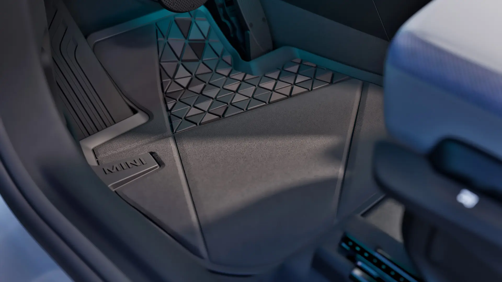 Prilagođena, izdržljiva crna MINI podna prostirka za sve vremenske uvjete s MINI logotipom.