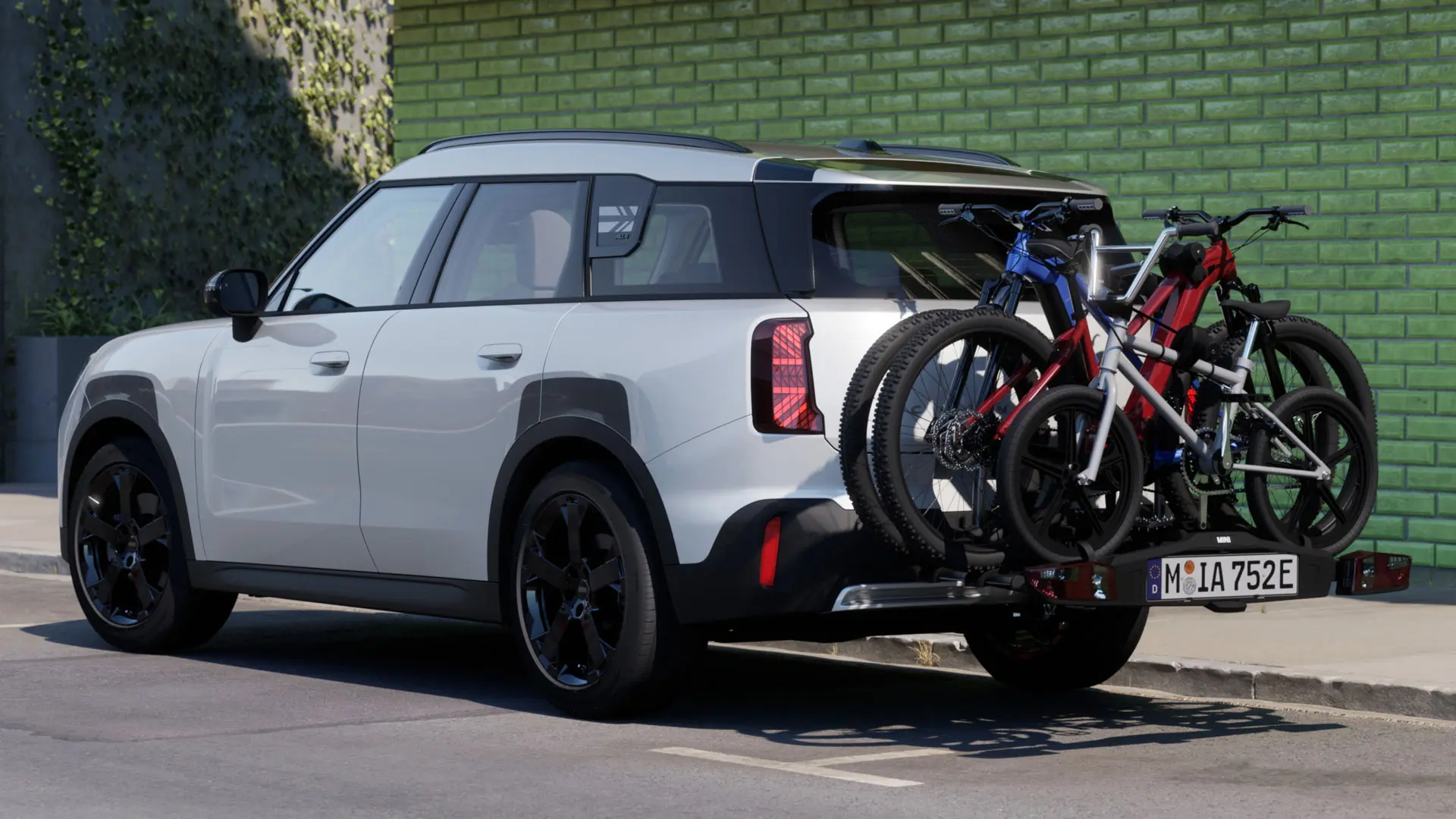 MINI Aceman u Nanuq White boji opremljen je MINI stražnjim nosačem za bicikle Pro 3.0, koji nosi dva brdska bicikla i dječji bicikl.