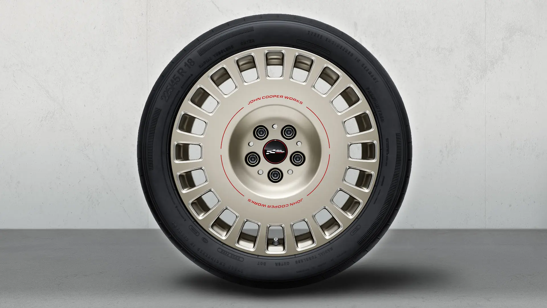 Detaljan prikaz 18-inčnog kotača JCW Rallye Spoke 992 koji prikazuje dvobojni detalj dizajna u Vibrant Silver i površinski je obrađen do sjaja glodanjem