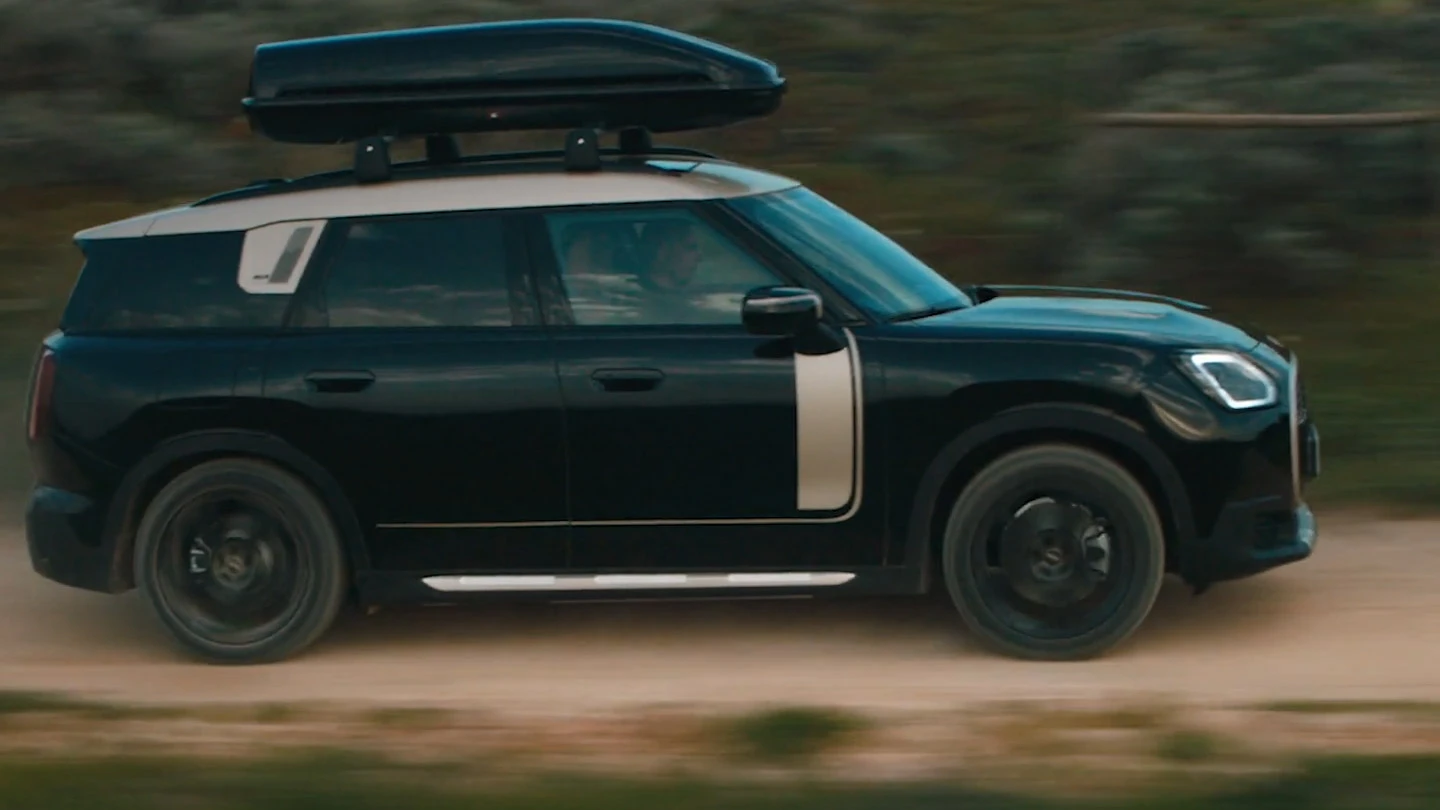 MINI Countryman u Midnight Black metalik boji s 19-inčnim John Cooper Works Runway kotačima u crnoj boji, vožnja terenom. 