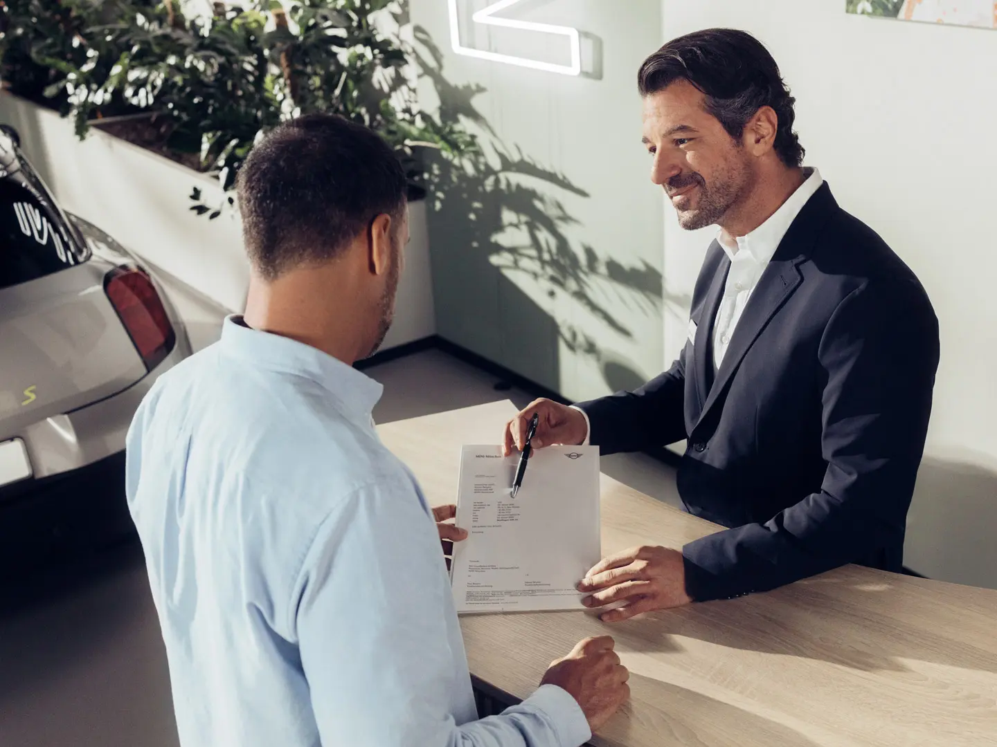 Servisni pomoćnik MINI partnera savjetuje kupca o mogućnostima osiguranja MINI guma.