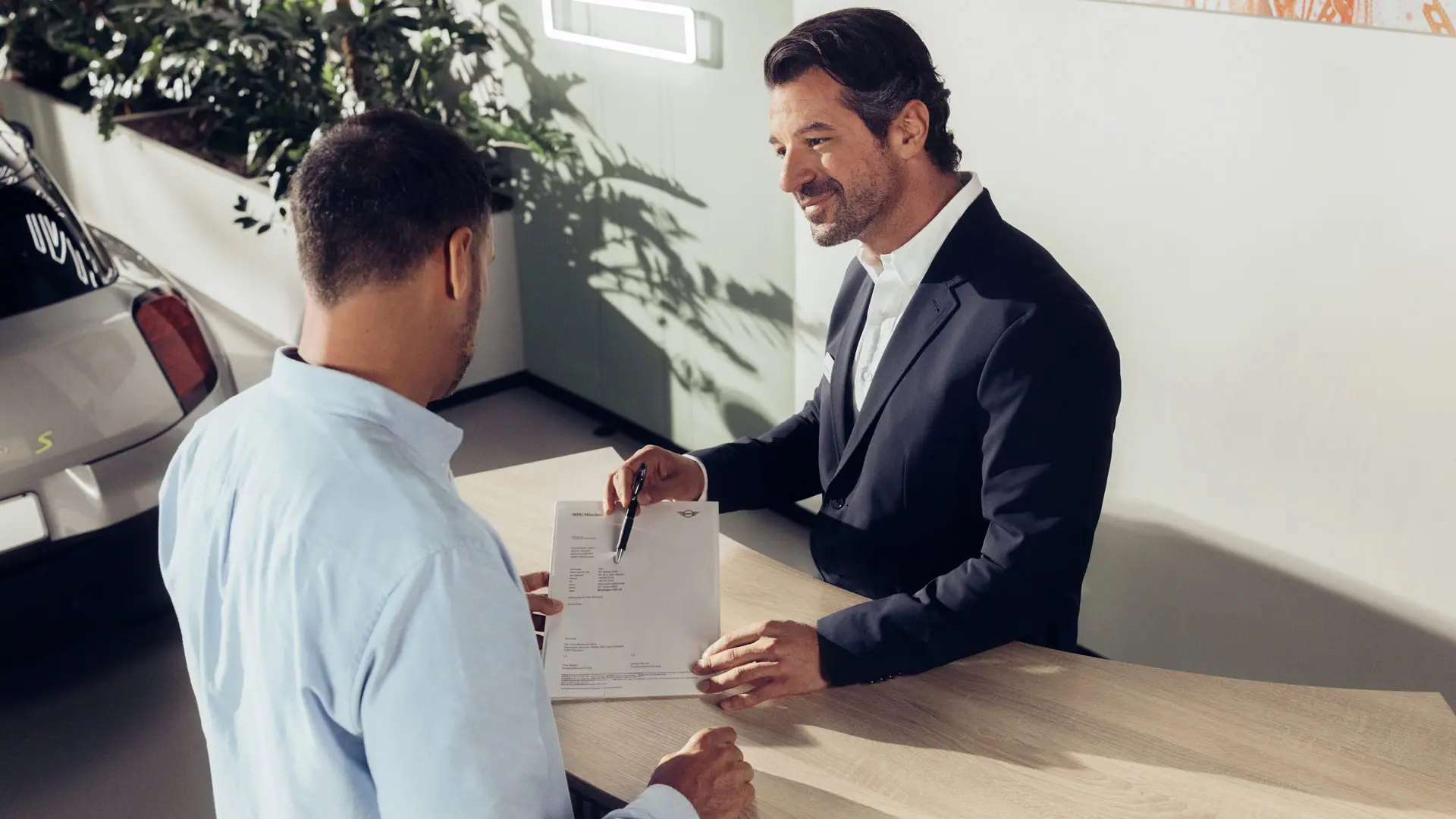 Servisni pomoćnik MINI partnera savjetuje kupca o mogućnostima osiguranja MINI guma.