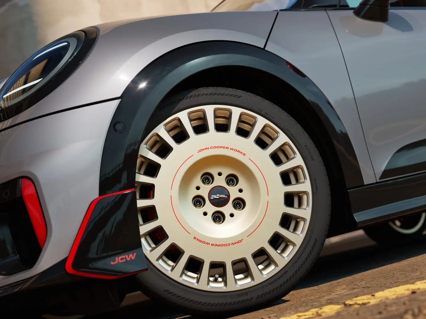 Prikaz detalja na 18-inčnom kotaču JCW Rallye Spoke 964 u Bicolour Vibrant Silver boji, obrade dijamantnim alatom i prednjem krilu.