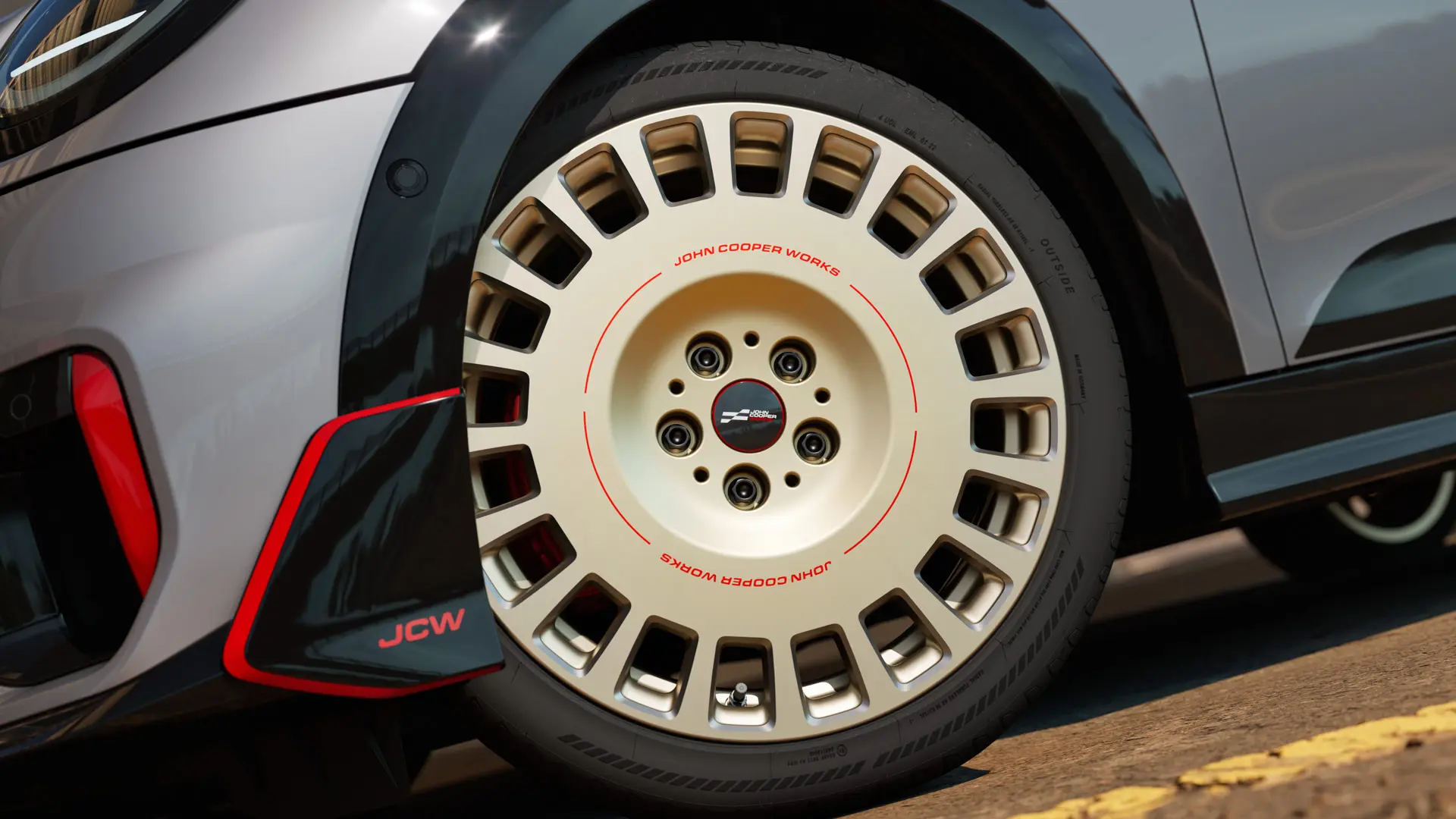 Prikaz detalja na 18-inčnom kotaču JCW Rallye Spoke 964 u Bicolour Vibrant Silver boji, obrade dijamantnim alatom i prednjem krilu.