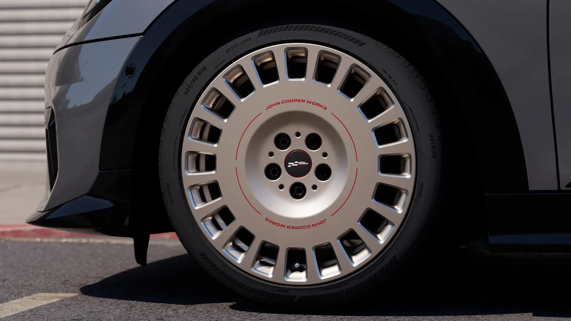 MINI JCW 18-inčni aluminijski kotač Rallye Spoke 964 u Vibrant Silver boji s čvršćim dizajnom zatvorenih krakova. 