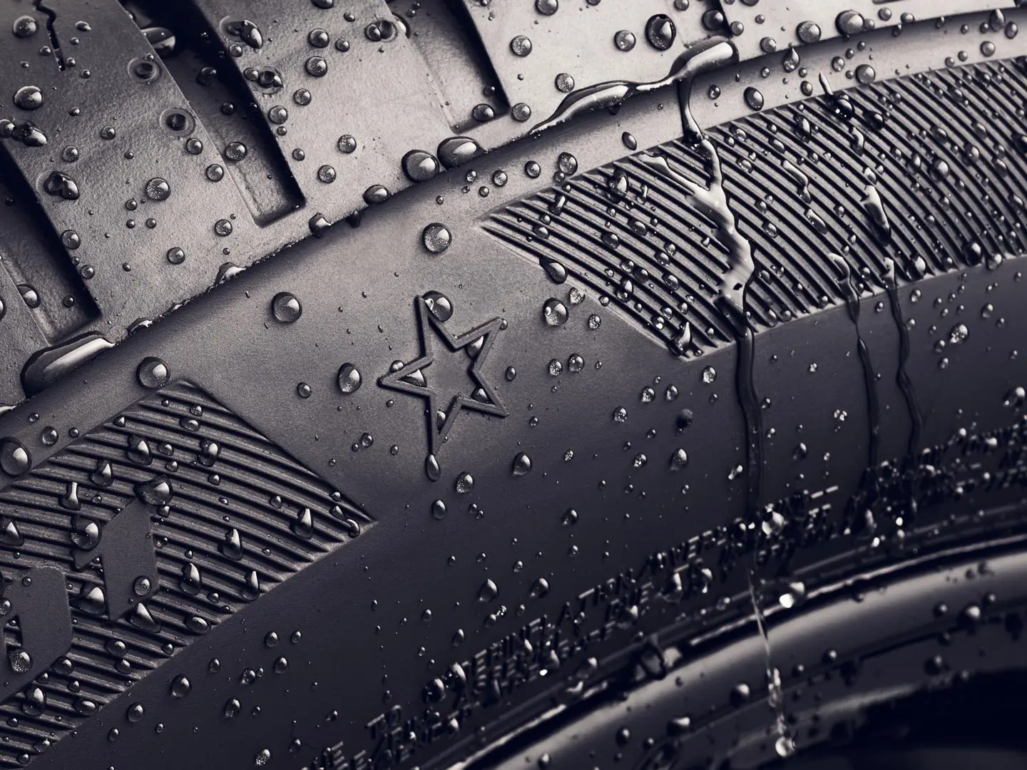 Detaljan prikaz bočne stijenke gume na kojoj je prikazan simbol zvijezde, što znači da je odobrena za optimalne performanse na MINI vozilima. 