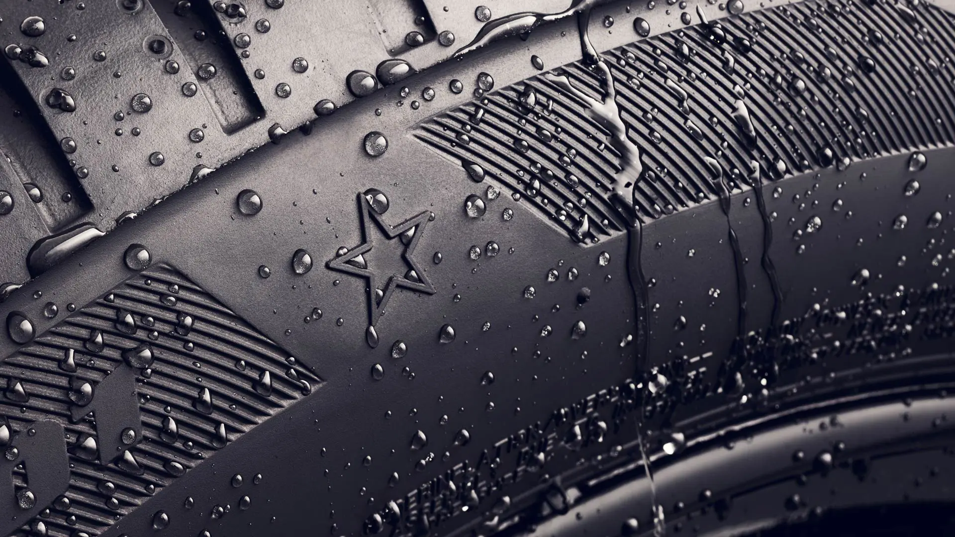 Detaljan prikaz bočne stijenke gume na kojoj je prikazan simbol zvijezde, što znači da je odobrena za optimalne performanse na MINI vozilima. 