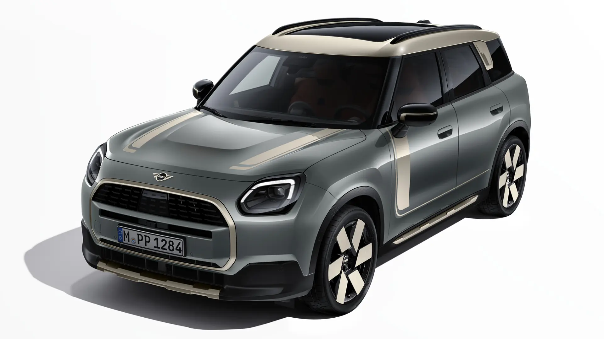 Električni MINI Countryman u Smokey Green boji s MINI Favoured naljepnicama u Vibrant Siver boji. Pogled iz poluprofila.