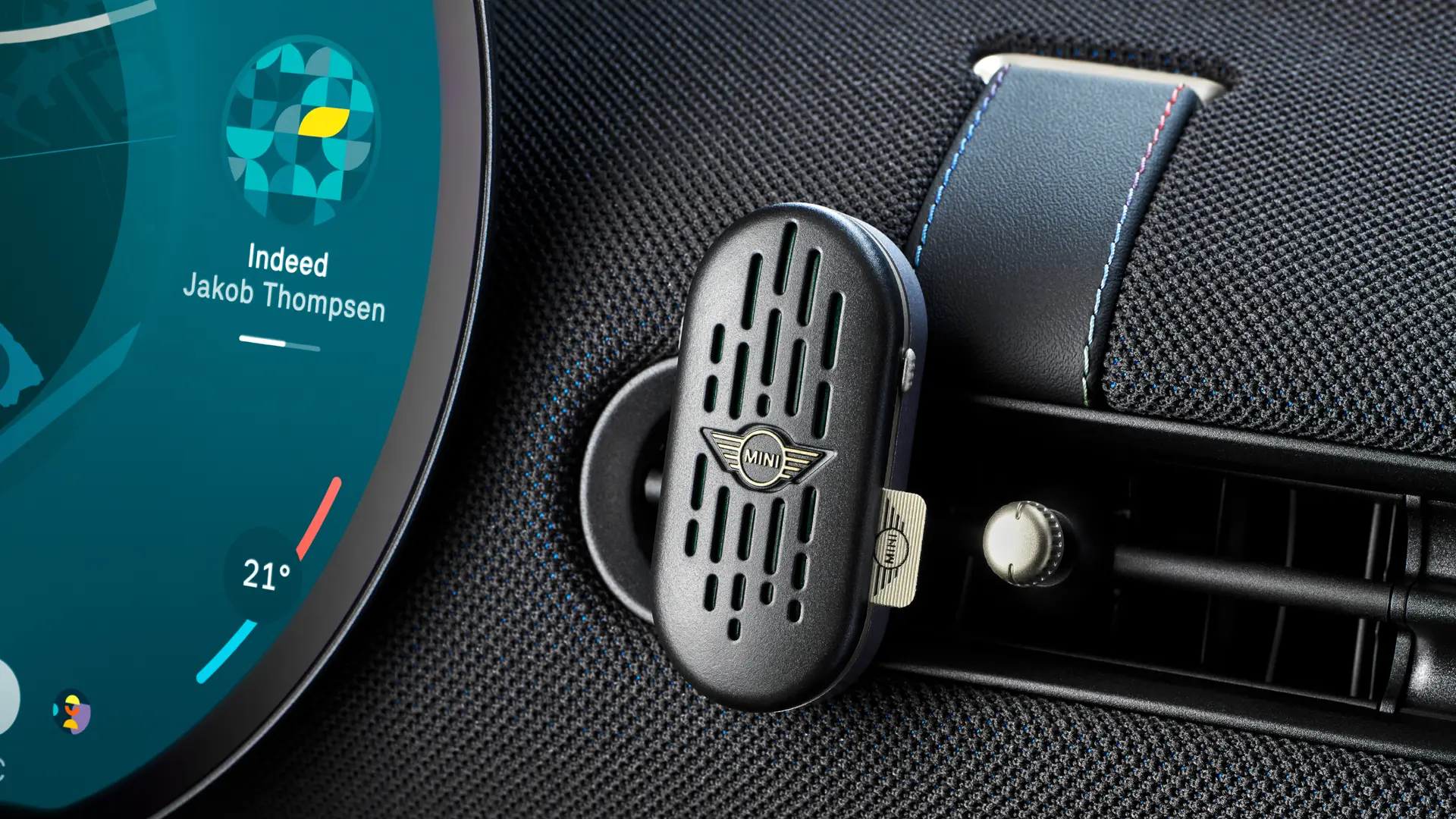 MINI Aceman interijer s kružnim OLED infotainment ekranom osjetljivim na dodir, i MINI prirodnim osvježivačem zraka na instrument ploči. 