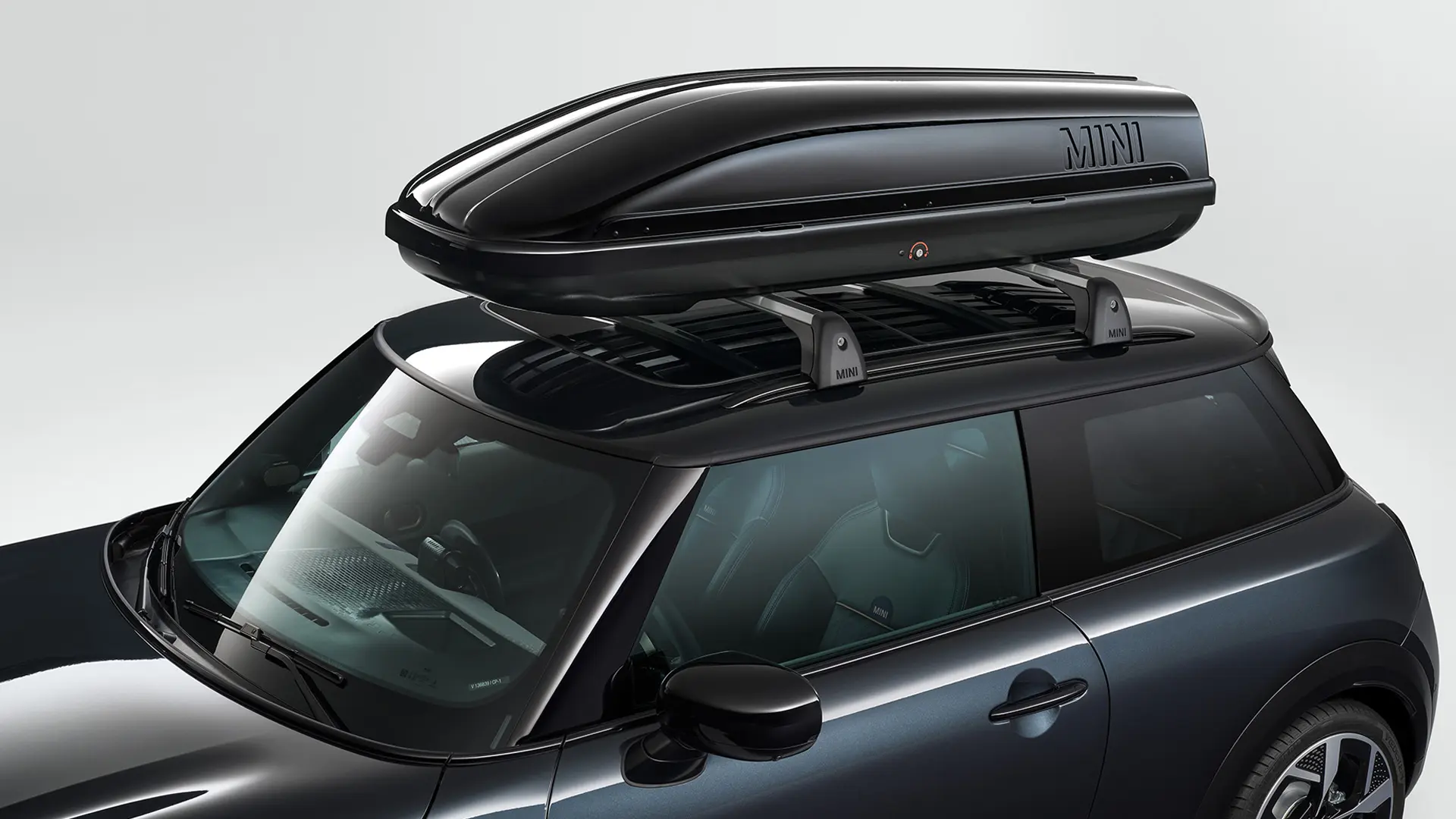 MINI Cooper 3-vrata u crnoj boji s crnom MINI krovnom kutijom 320.