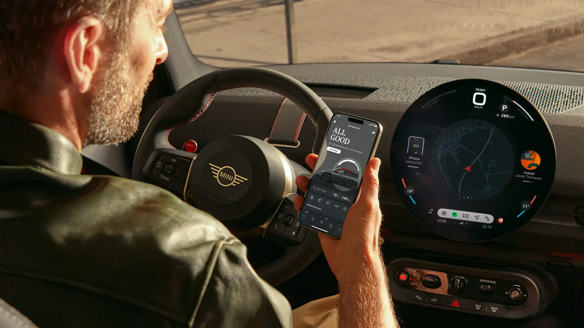MINI vozač koji koristi MINI aplikaciju u svom telefonu za navigacijske usluge.