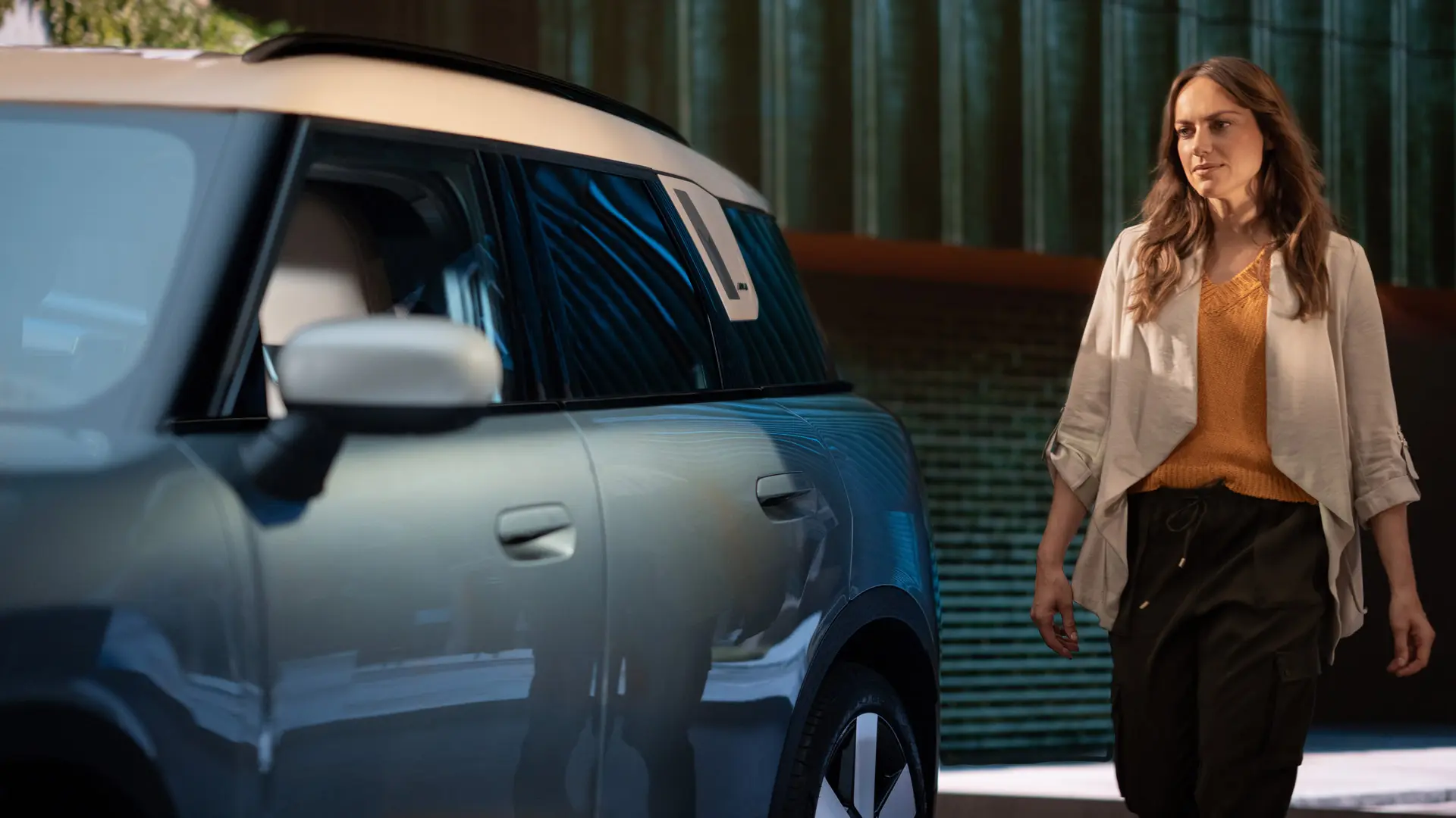 Žena klijentkinja u MINI Centru nakon savjetovanja o MINI Financial Services uslugama. 