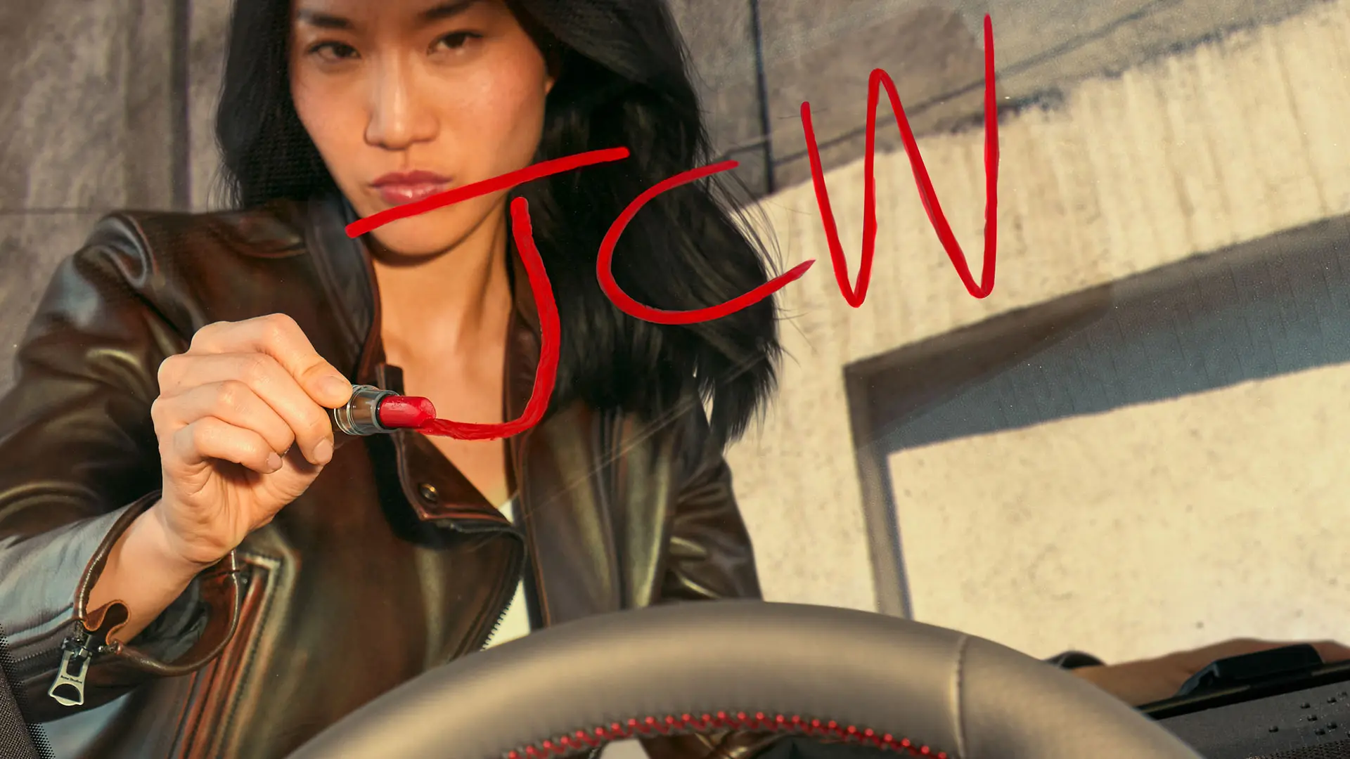 Žena u MINI centru čeka probnu vožnju JCW modela. 