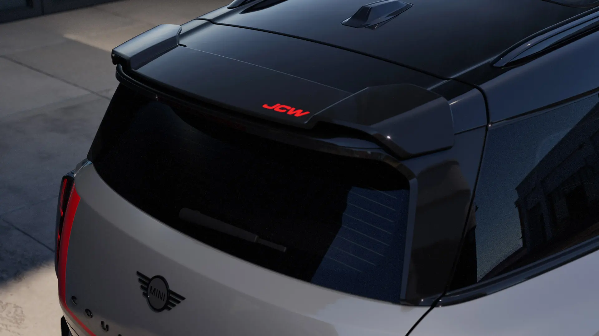 MINI John Cooper Works krovni spojler s detaljima u John Cooper Works Chili Red boji.