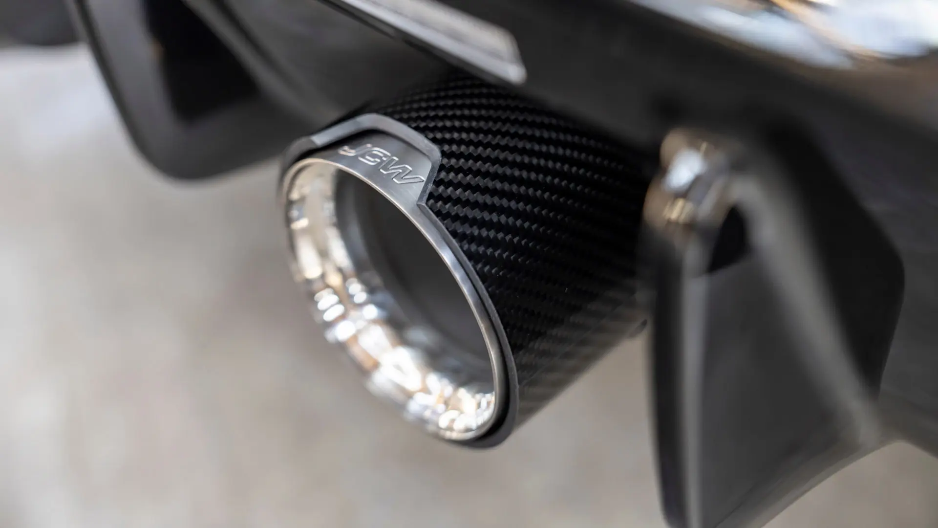 John Cooper Works obloga ispušne cijevi može se pričvrstiti na ispušni sustav kako bi vašem vozilu osigurala specifičan motosport izgled. 