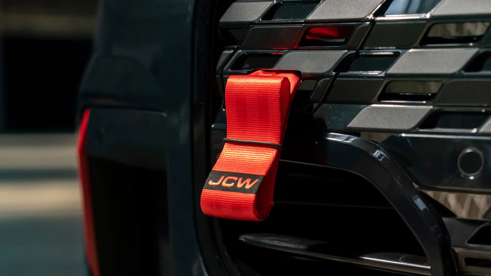 MINI John Cooper Works crveni remen za vuču s crnim JCW logotipom ima duljinu osovine 90 mm.