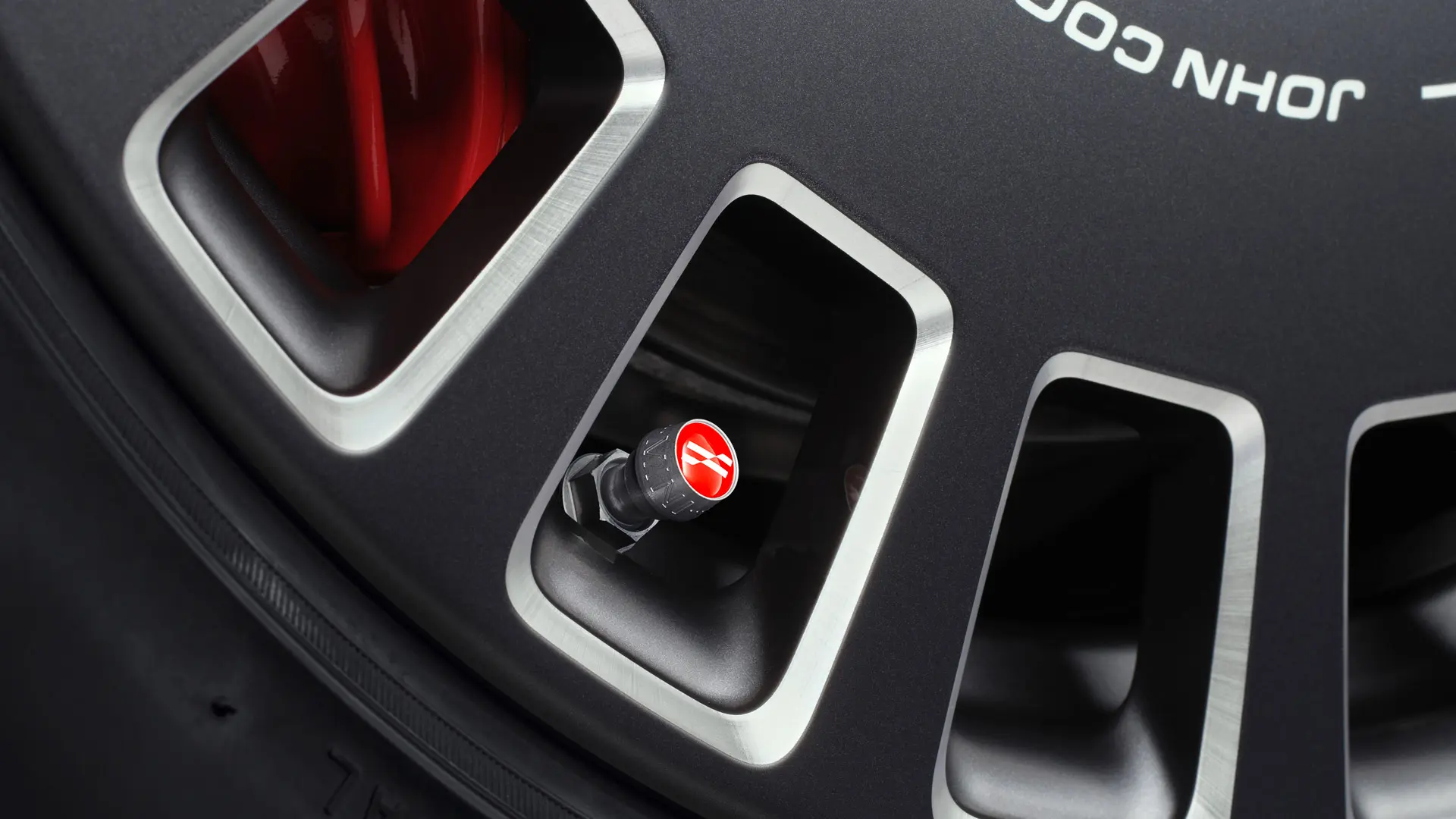 Aluminijski poklopci ventila John Cooper Works za elegantan crveni vizualni naglasak na gumi. 